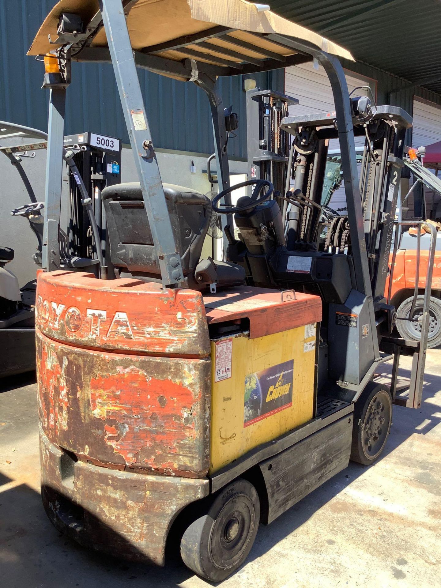 ELECTRIC TOYOTA FORKLIFT MODEL 7FBCU25, SIDE SHIFT,APPROX 4400LBS ,APPROX HIGHT CAPACITY 189IN CONDI - Image 6 of 7