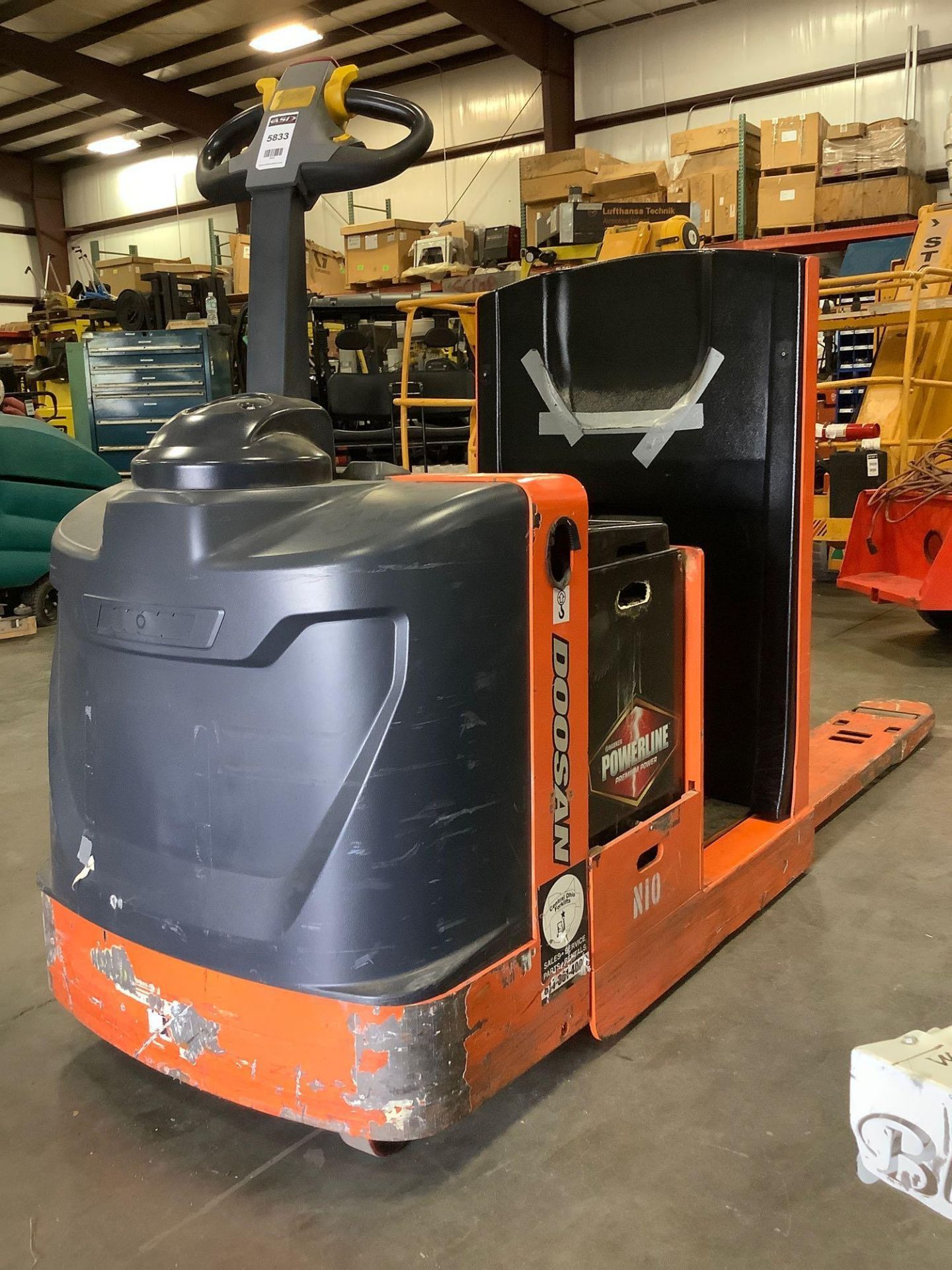 ELECTRIC DOOSAN PALLET JACK MODEL BWC33S-7, APPROX 24 VOLTS WITH 2016 HAWKER POWERLINE BATTERY RUNS - Image 8 of 15