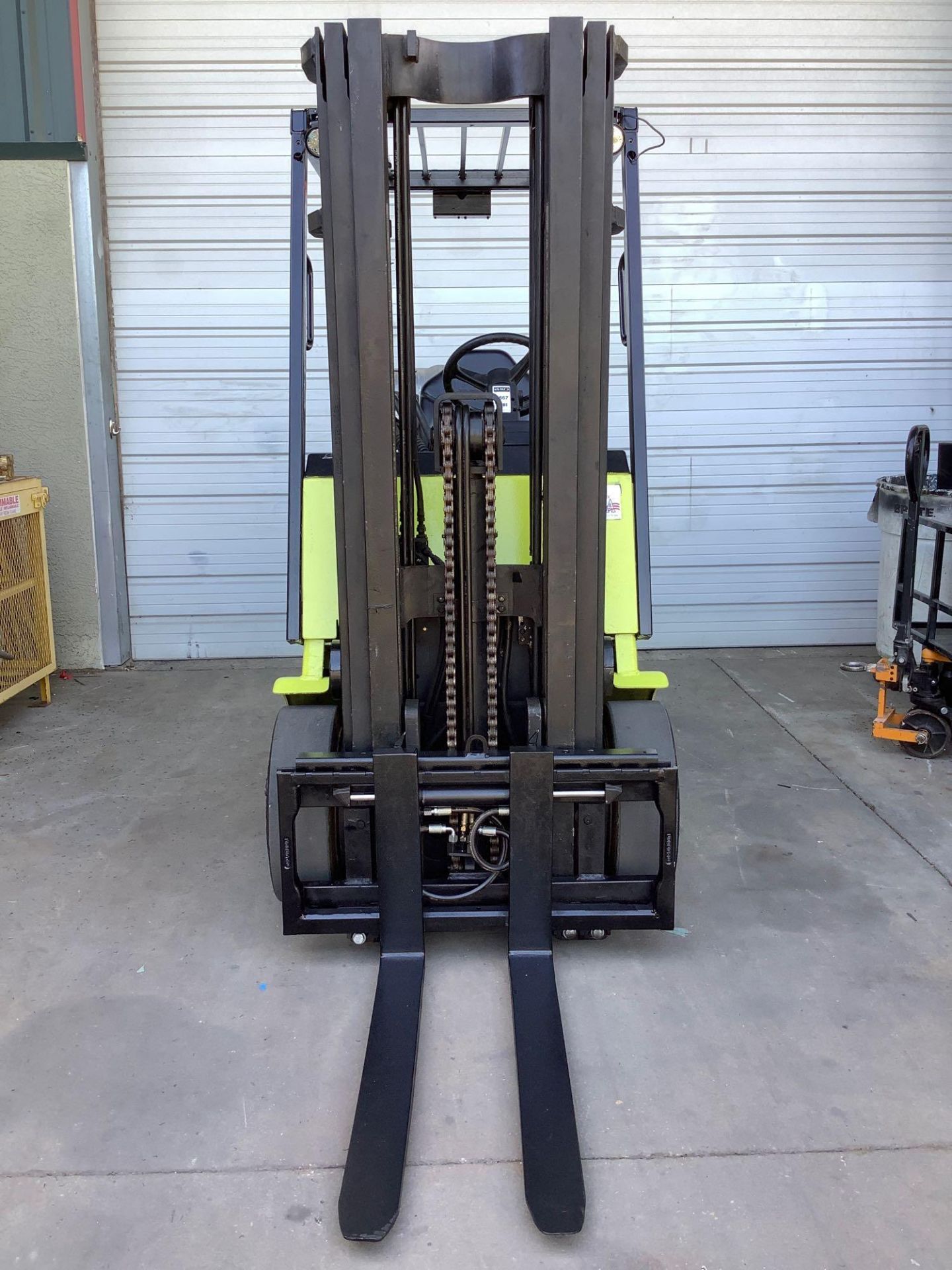 CLARK GENESIS SERIES FORKLIFT MODEL CGC25, APPROX LOAD CAPACITY 5,000 LBS - Image 5 of 8