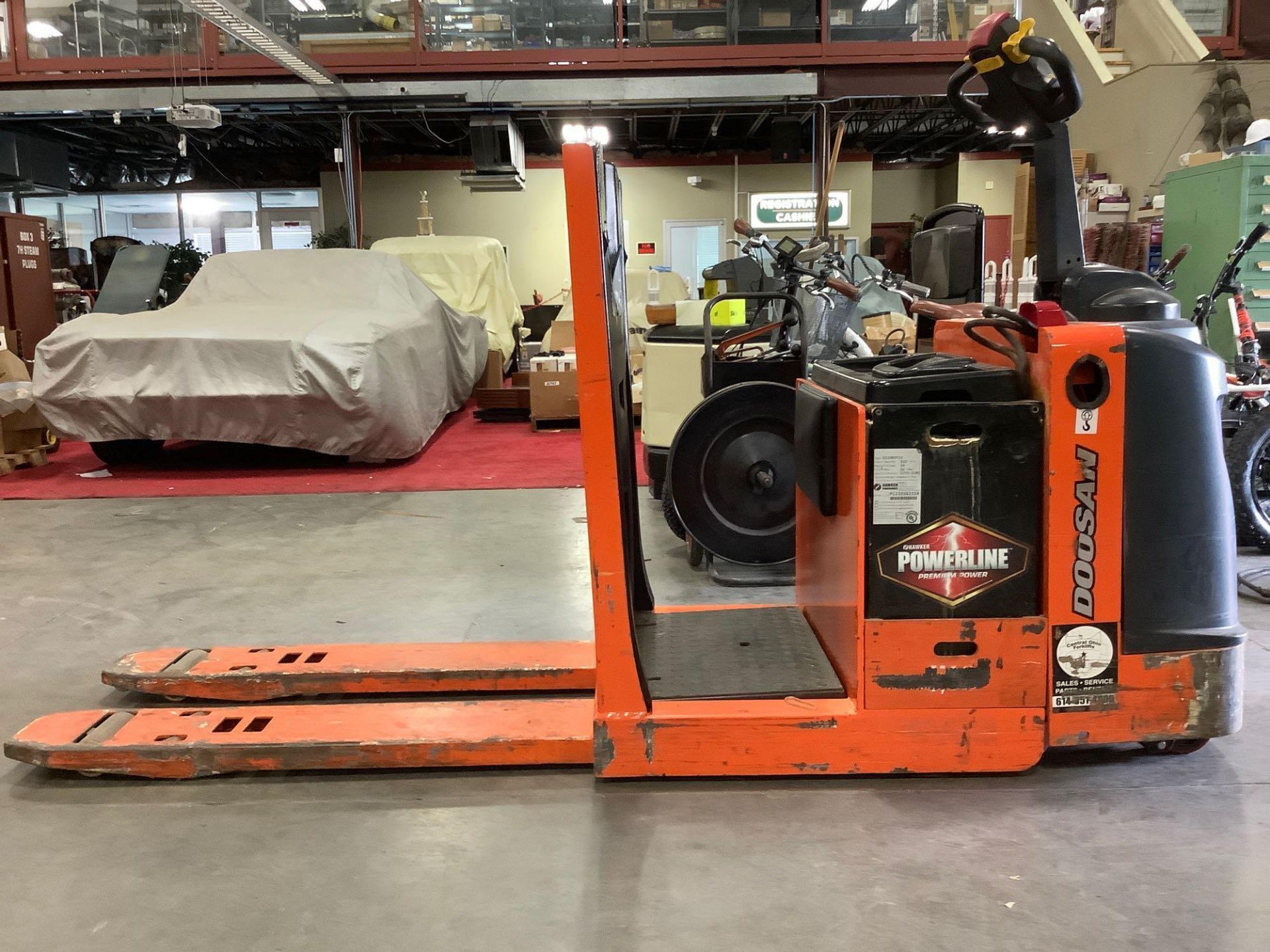 ELECTRIC DOOSAN PALLET JACK MODEL BWC33S-7, APPROX 24 VOLTS WITH 2016 HAWKER POWERLINE BATTERY RUNS - Image 2 of 15