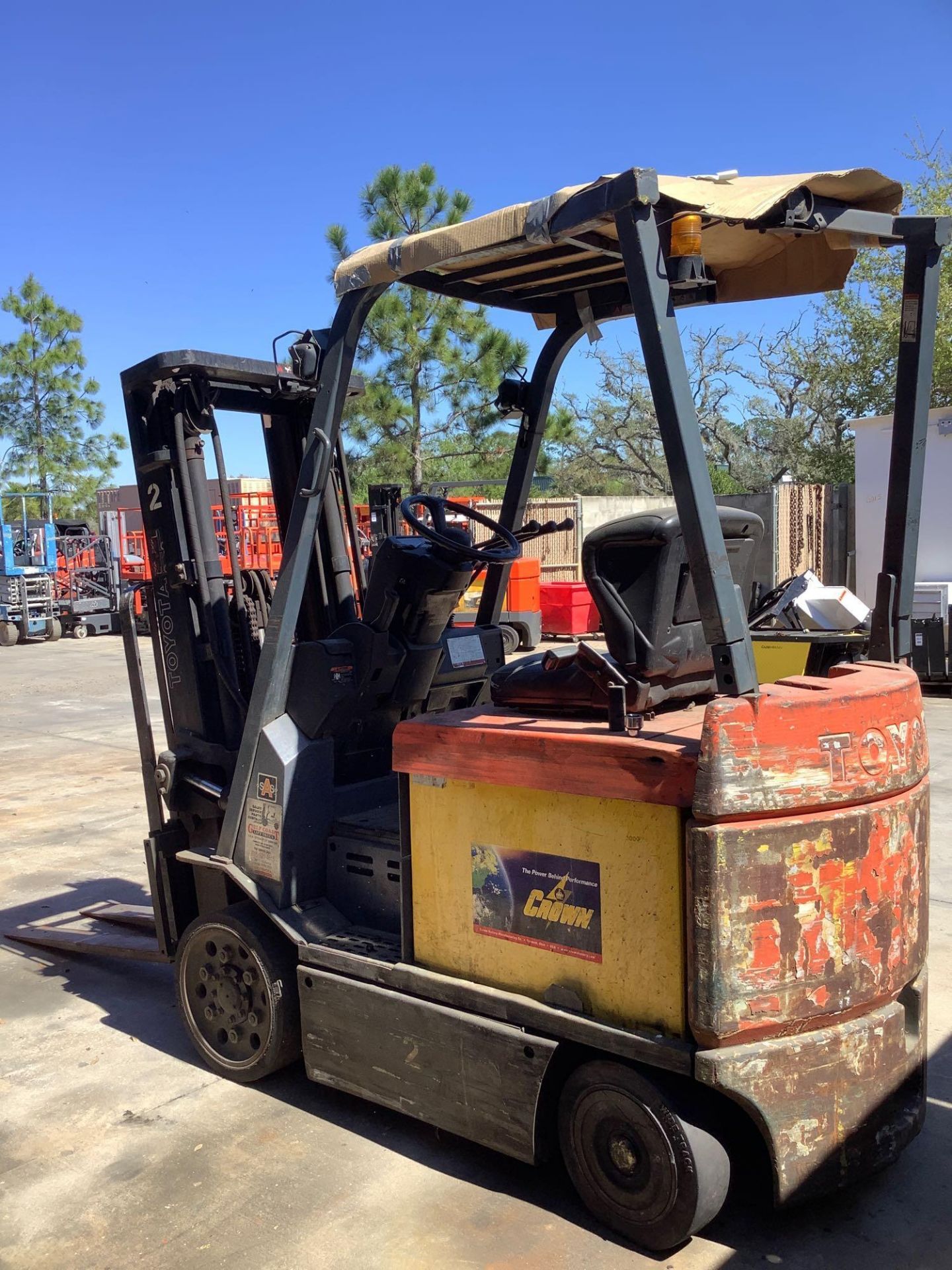ELECTRIC TOYOTA FORKLIFT MODEL 7FBCU25, SIDE SHIFT,APPROX 4400LBS ,APPROX HIGHT CAPACITY 189IN CONDI - Image 2 of 7