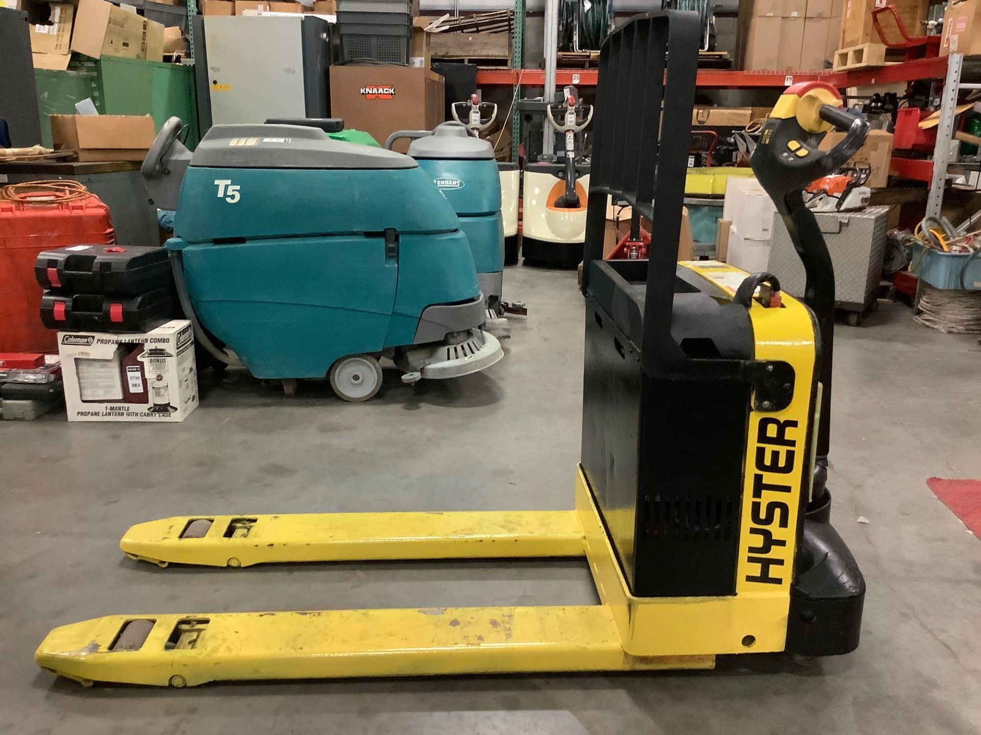 HYSTER ELECTRIC PALLET JACK MODEL W40Z,APPROX MAX CAPACITY 4000LBS RUNS AND OPERATES - Image 3 of 11