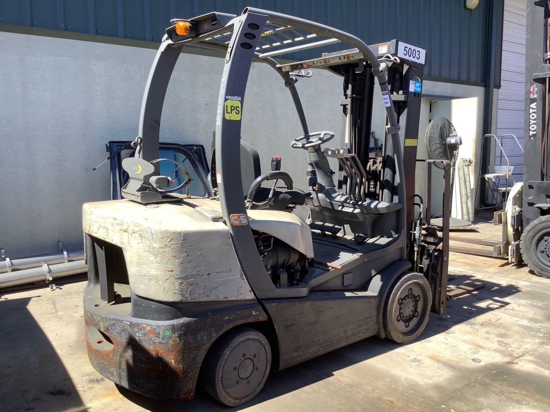 CROWN LP FORKLIFT, APPROX. 5,000 LB LIFT CAPACITY ,APPROX HIGHT CAPACITY 180", TILT - Image 2 of 7