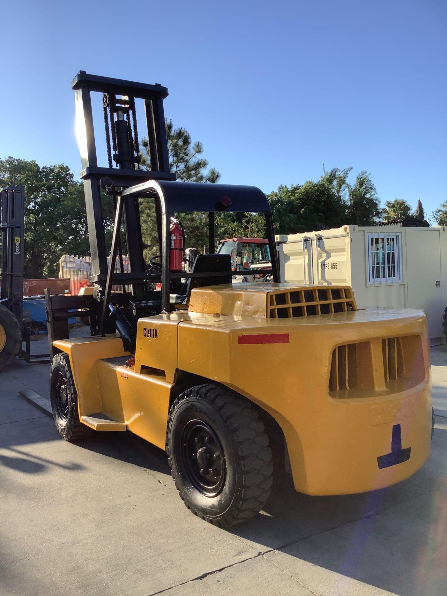 CLARK FORKLIFT ,GAS POWERED, APPROX 70IN FORKS, APPROX. WEIGHT CAPACITY 12,000 LBS - 15,000LBS - Image 6 of 12