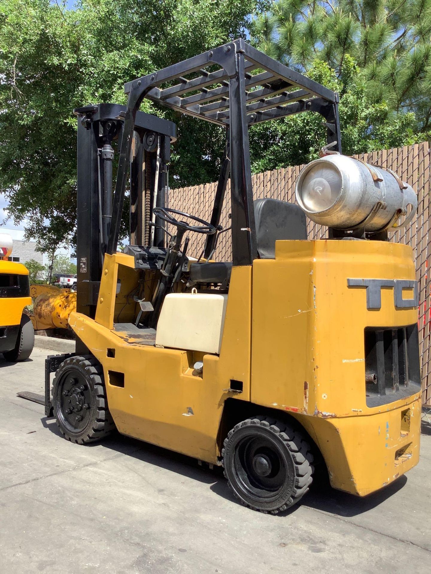 TCM FORKLIFT MODEL FCG25N6 , APPROX CAPACITY 5000LBS, TILT, RUNS AND OPERATES - Image 8 of 10