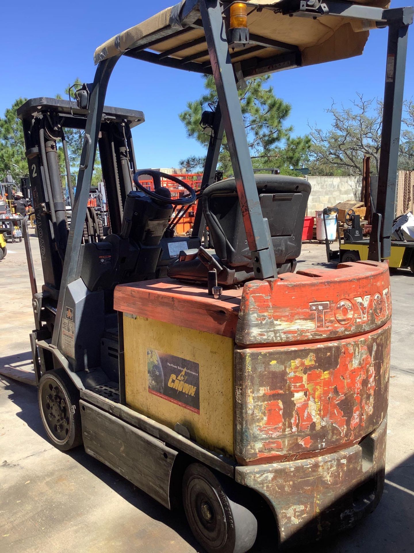 ELECTRIC TOYOTA FORKLIFT MODEL 7FBCU25, SIDE SHIFT,APPROX 4400LBS ,APPROX HIGHT CAPACITY 189IN CONDI - Image 7 of 7