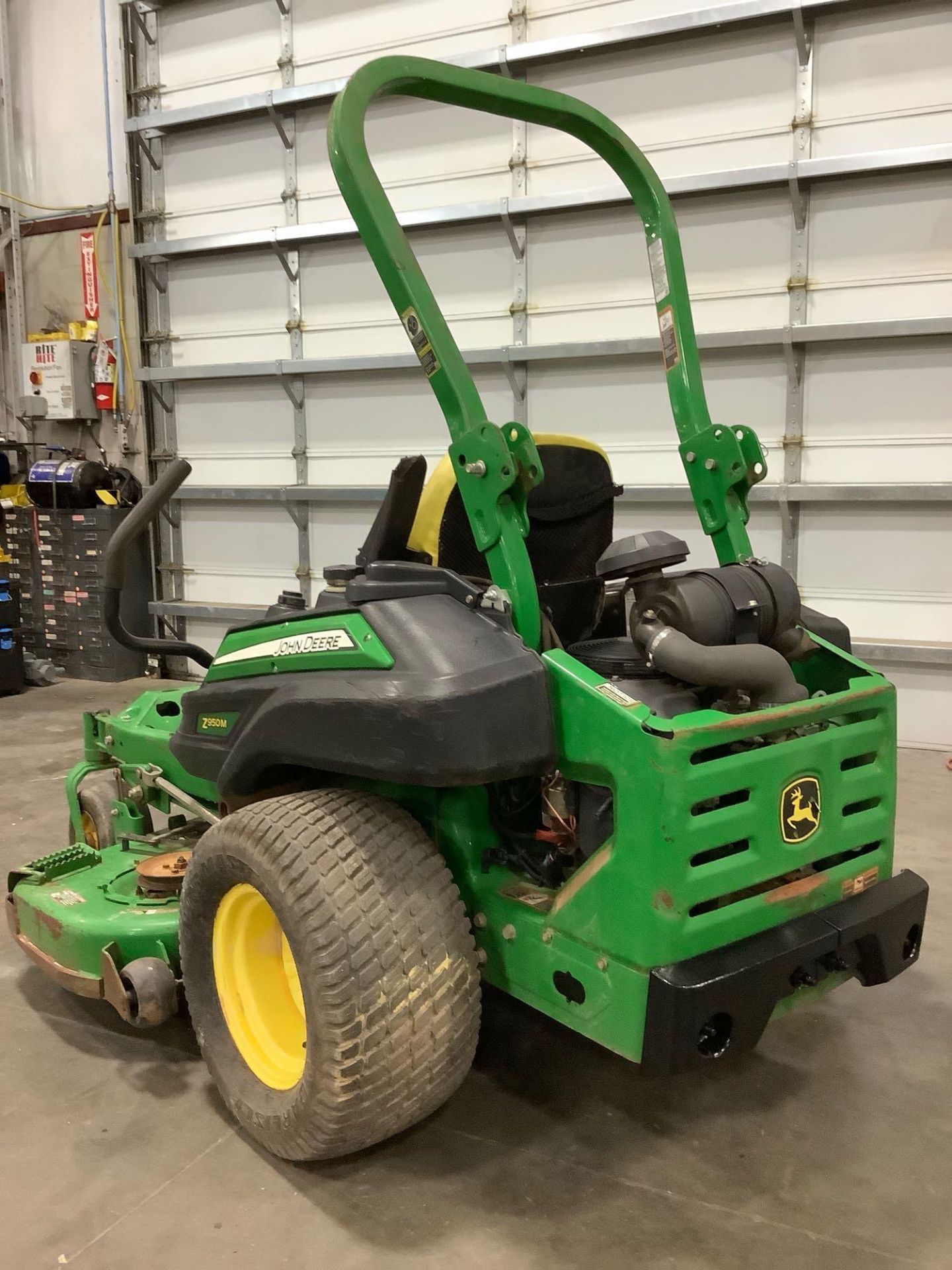 2016 JOHN DEERE COMMERCIAL MOWER MODEL Z950M APPROX 60IN ,GAS POWER, RUNS AND OPERATES - Image 4 of 7