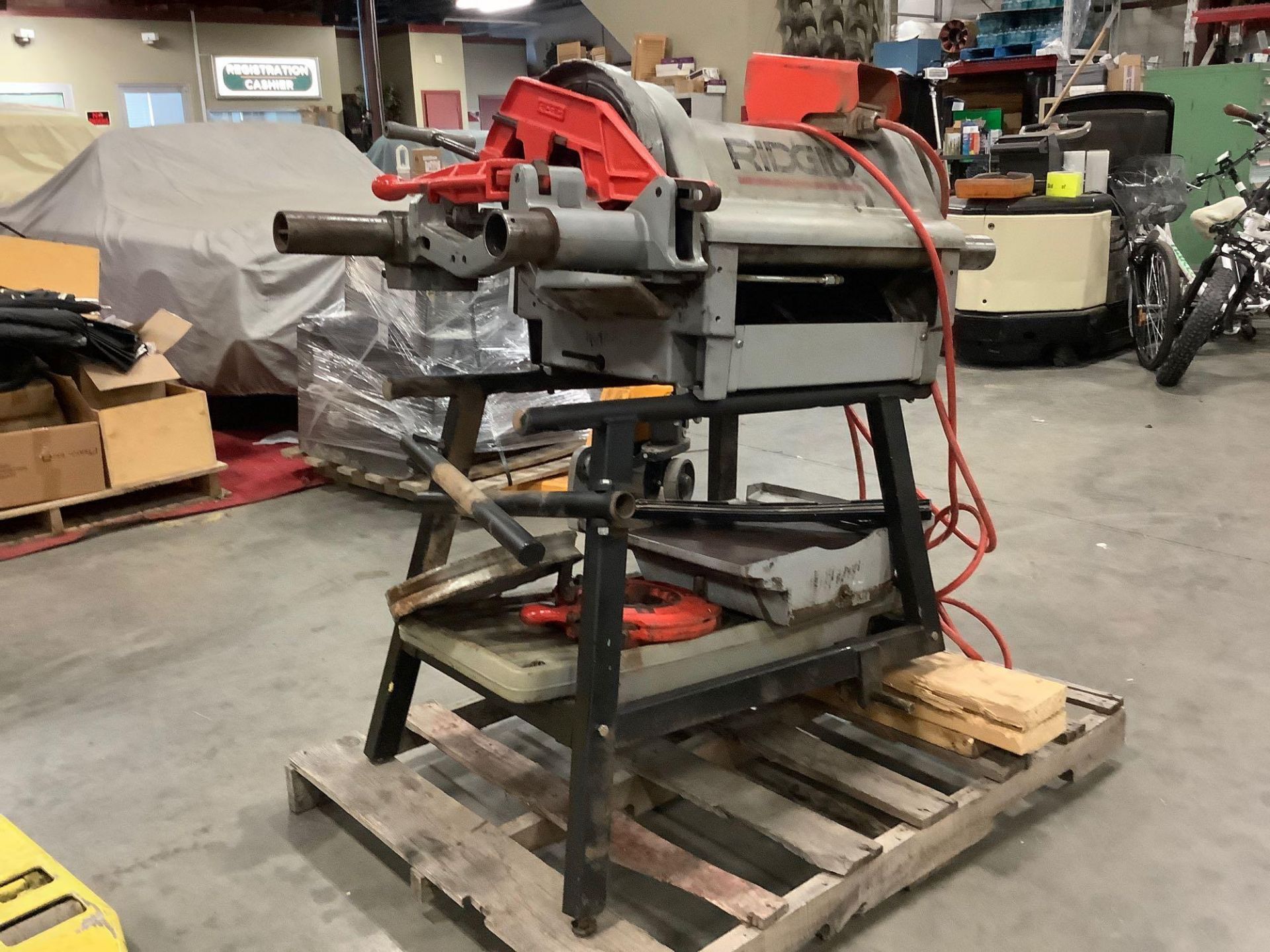 2018 ELECTRIC RIDGID PIPE THREADER MODEL 1224 WITH STAND, APPROX 120 VOLTS,APPROX AMP 15,APPROX HZ 6 - Image 6 of 8