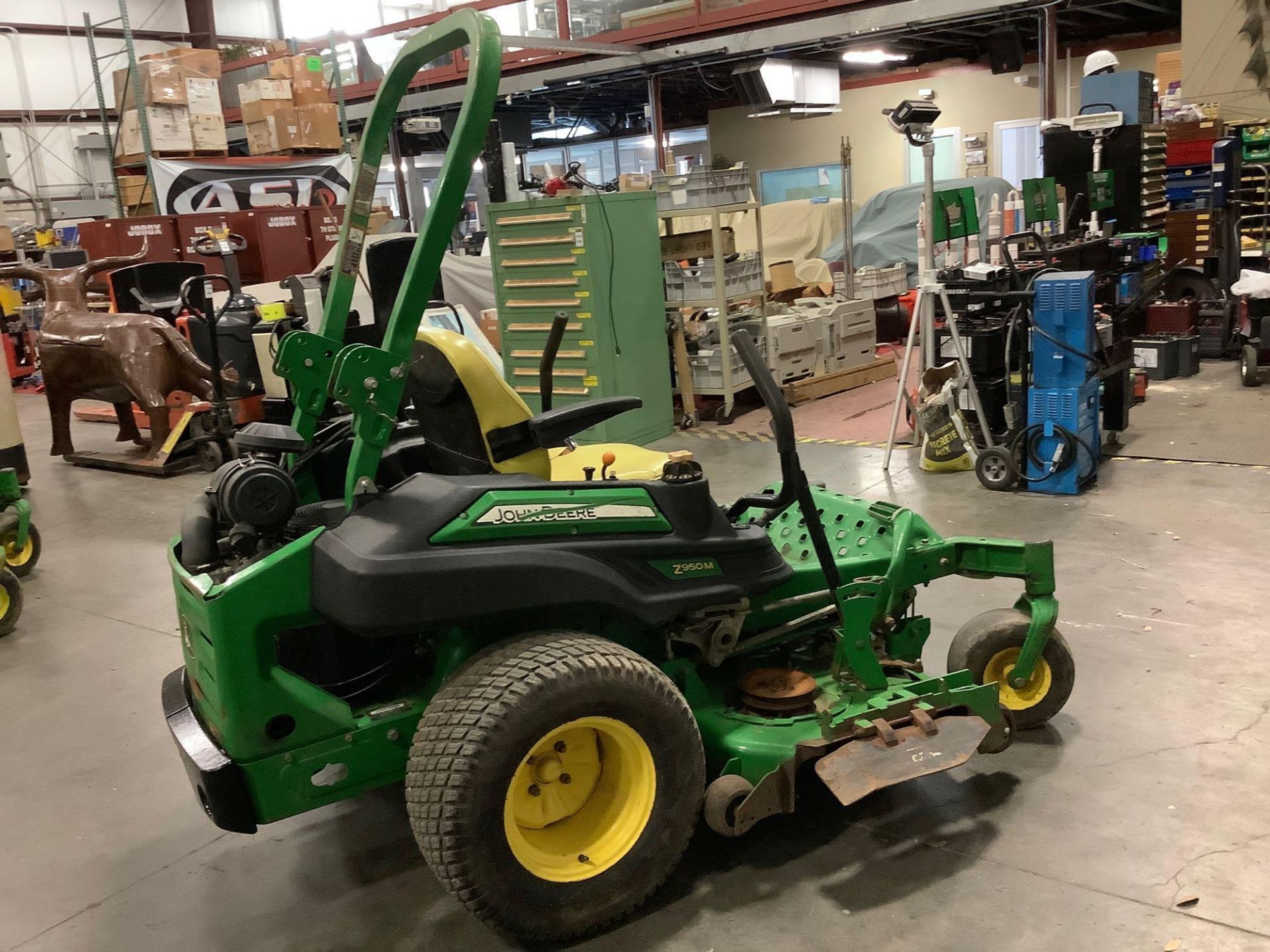 2016 JOHN DEERE COMMERCIAL MOWER MODEL Z950M APPROX 60IN ,GAS POWER, RUNS AND OPERATES - Image 3 of 7