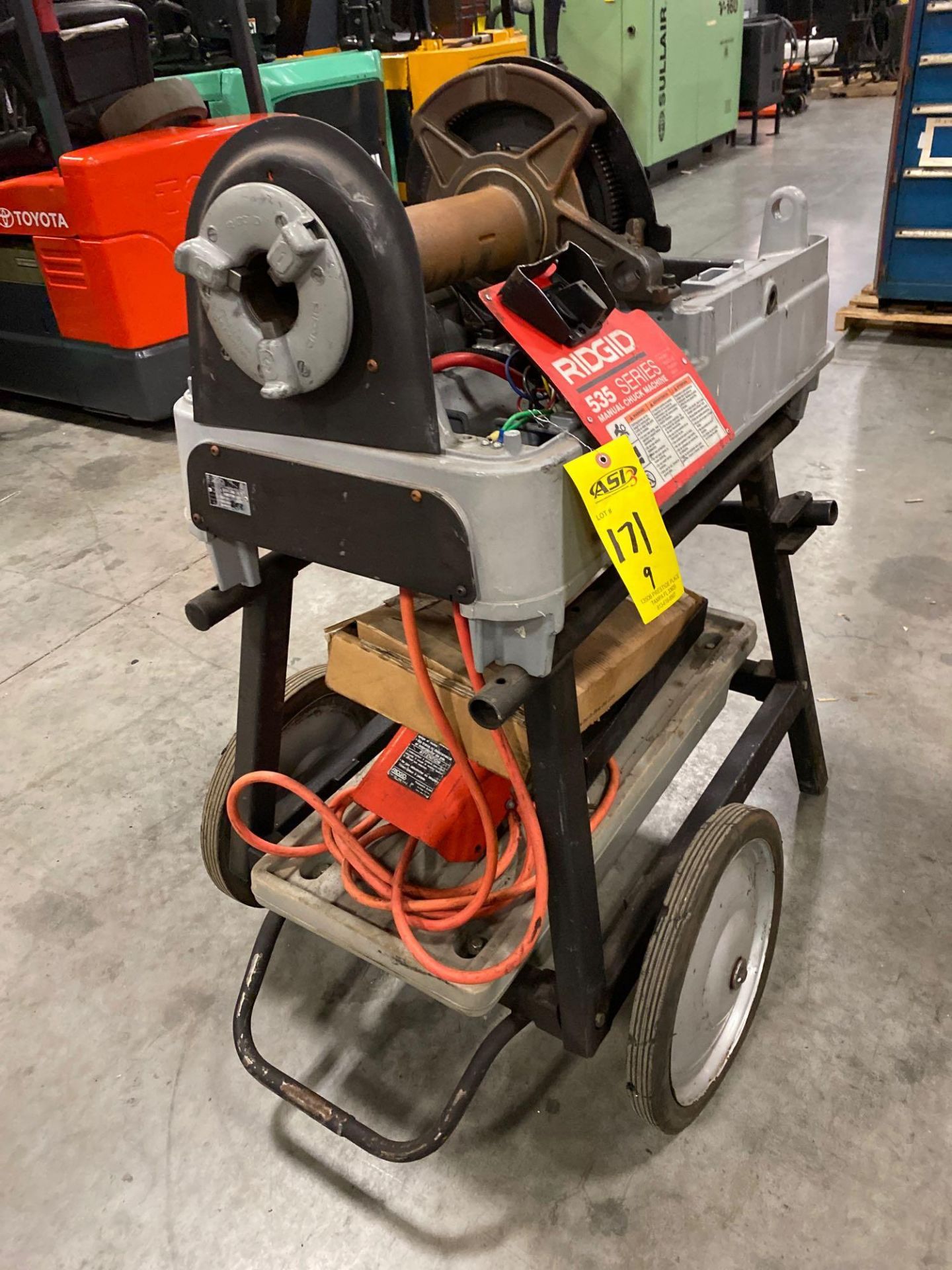 RIDGID 535 SERIES CHUCK MACHINE, FOOT PEDAL, RUNS - Image 2 of 9