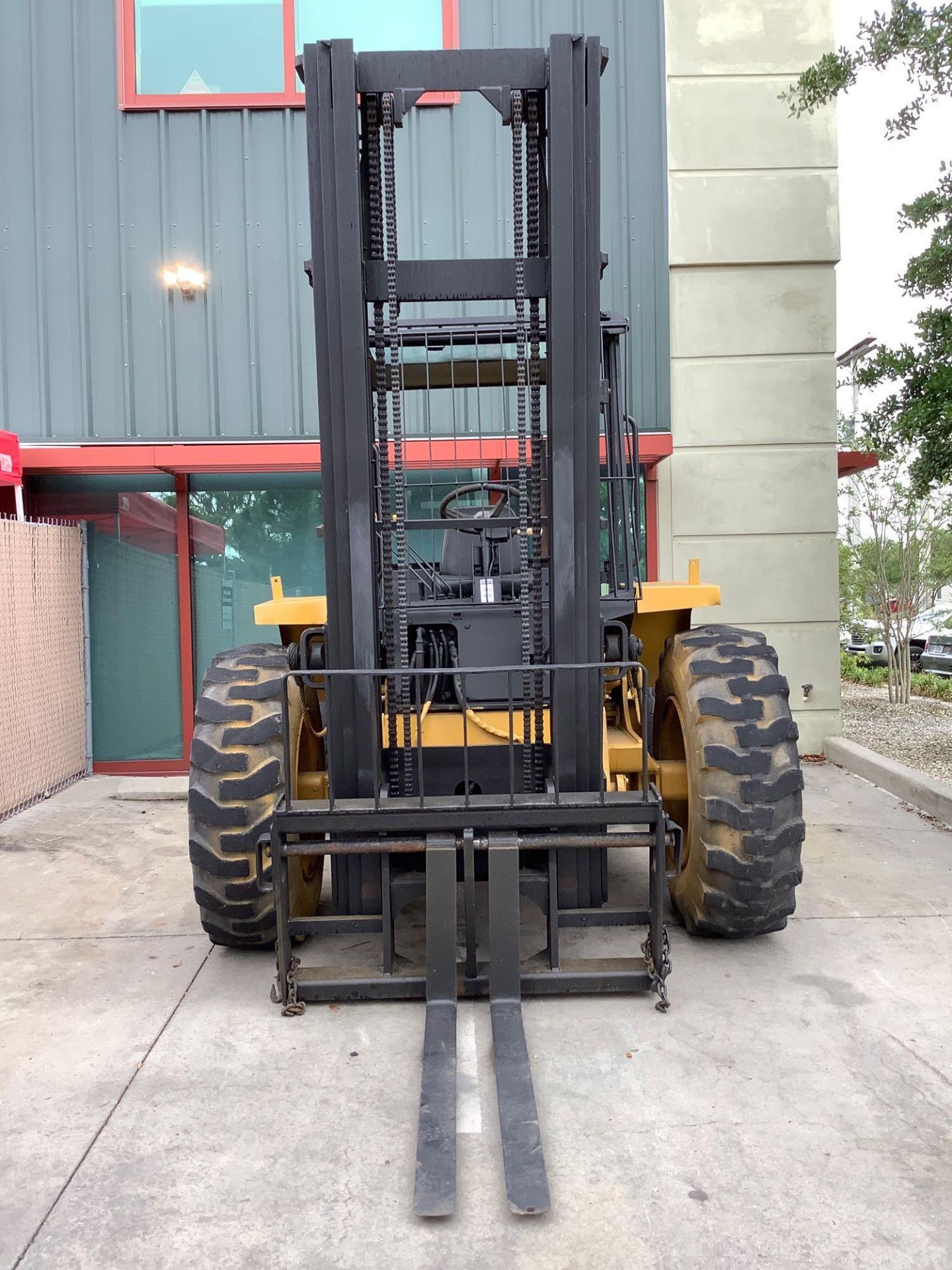 JCB ROUGH TERRAIN FORKLIFT MODEL 930, DIESEL, APPROX MAX CAPACITY 6000LBS ,APPROX HIGH CAPACITY 28FT - Image 4 of 10