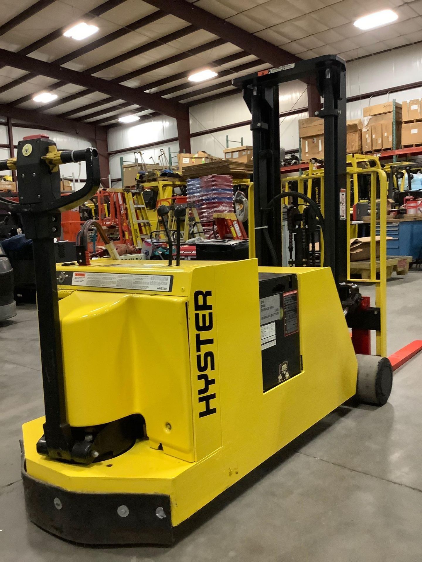HYSTER ELECTRIC FORK LIFT TILT TRUCK MODEL W40XTC MAX CAPACITY 4000lbs LOAD HEIGHT 104.5 - Image 4 of 5
