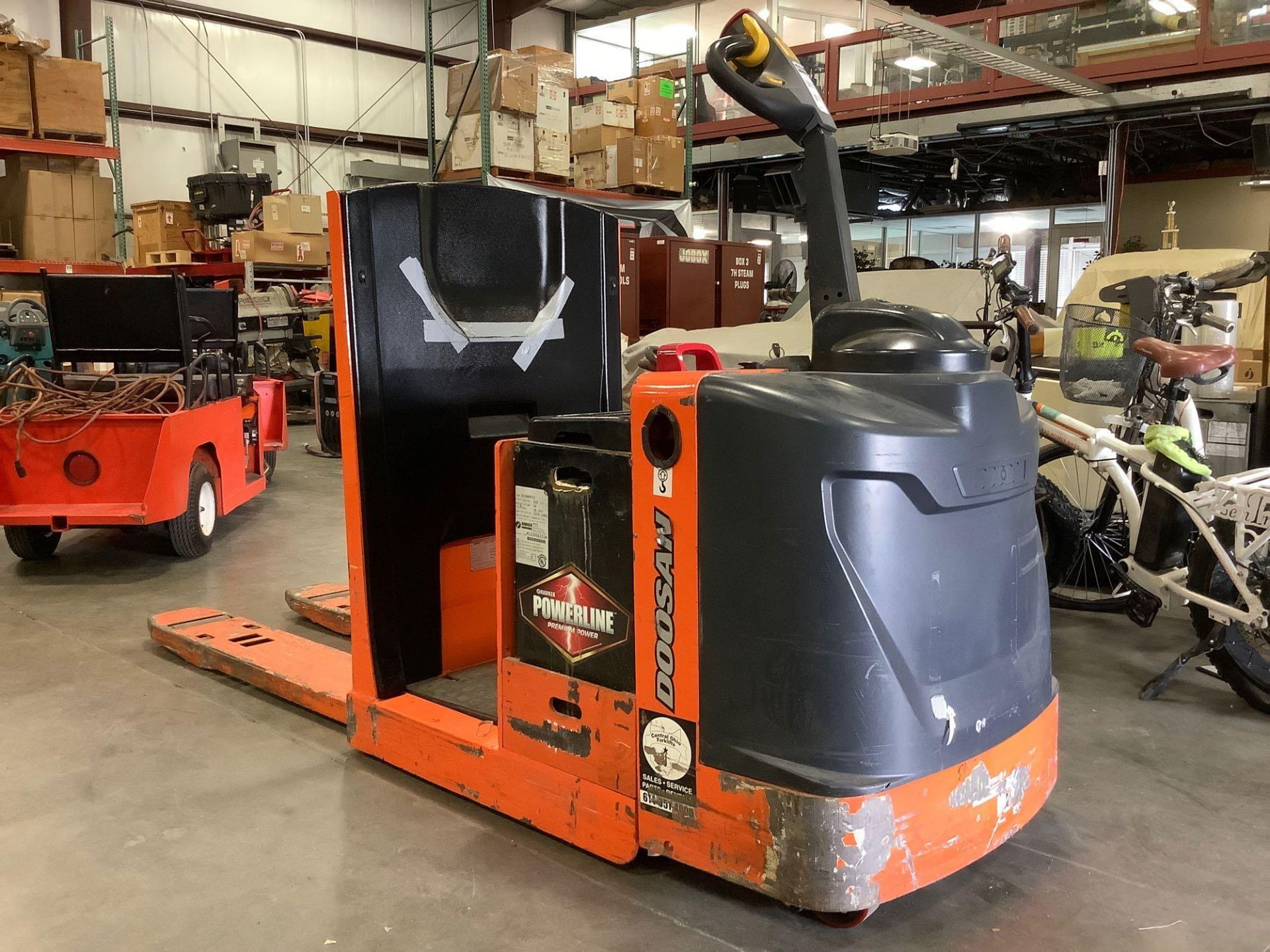 ELECTRIC DOOSAN PALLET JACK MODEL BWC33S-7, APPROX 24 VOLTS WITH 2016 HAWKER POWERLINE BATTERY RUNS