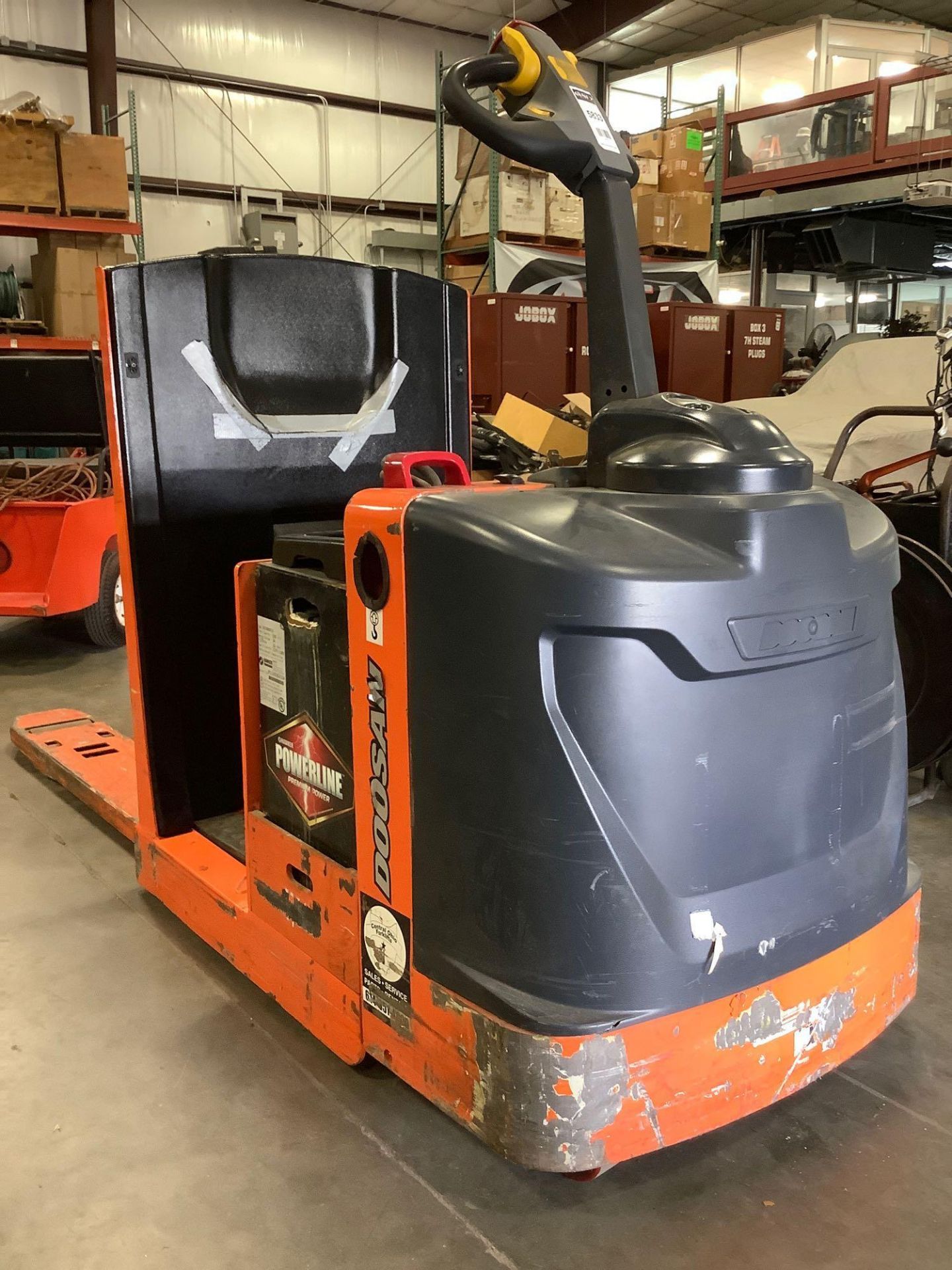 ELECTRIC DOOSAN PALLET JACK MODEL BWC33S-7, APPROX 24 VOLTS WITH 2016 HAWKER POWERLINE BATTERY RUNS - Image 9 of 15