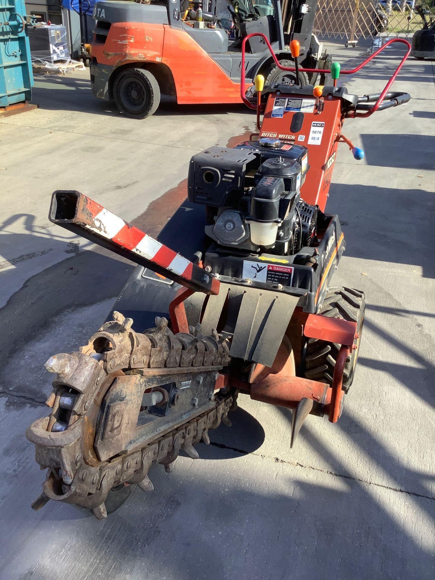 DITCH WITCH WALK BEHIND TRENCHER MODEL 1030, GAS POWERED, RUNS & OPERATES - Image 4 of 11