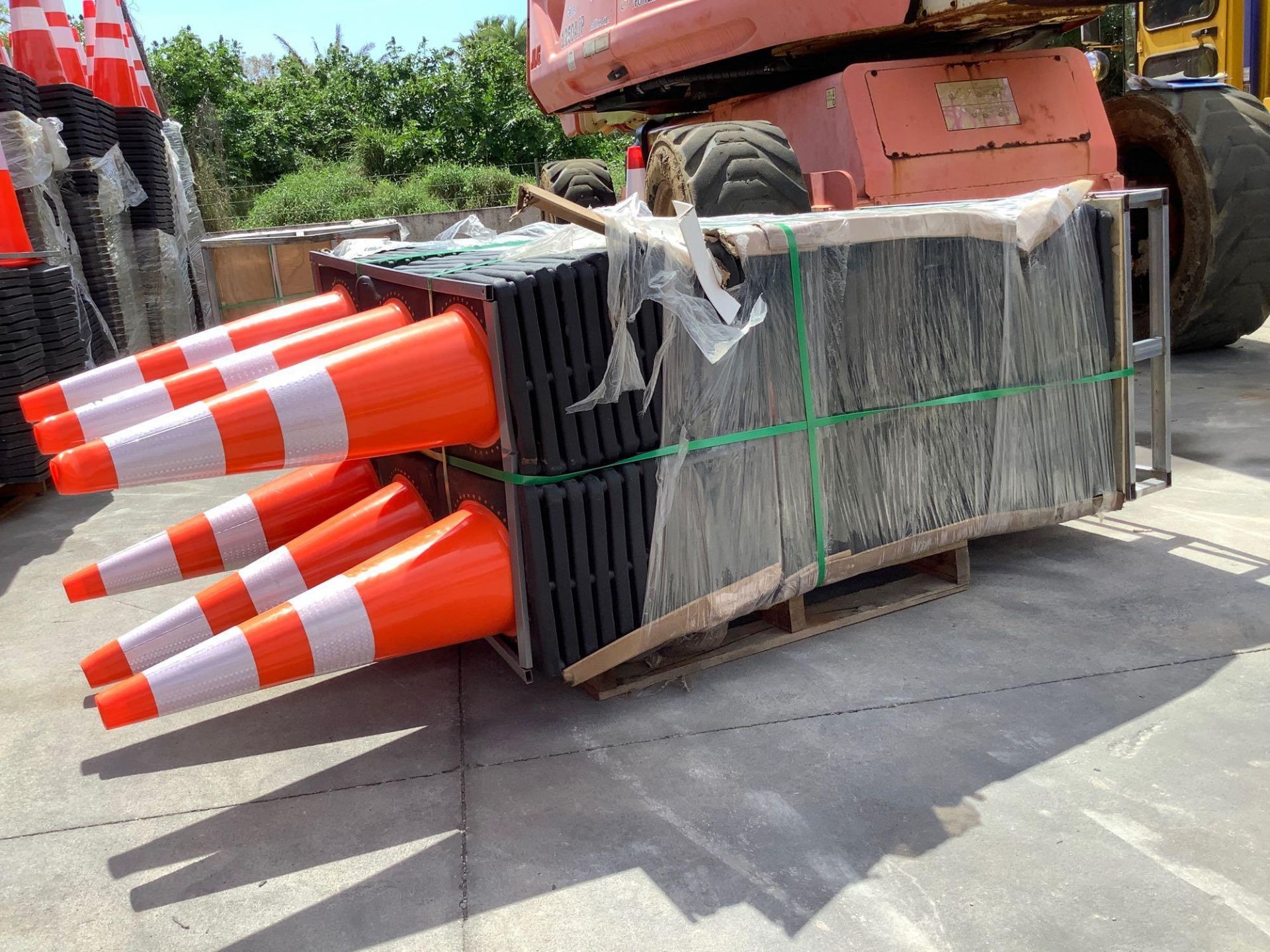 250 UNUSED PVC SAFETY TRAFFIC HIGHWAY CONES APPROX 28IN - Image 4 of 4