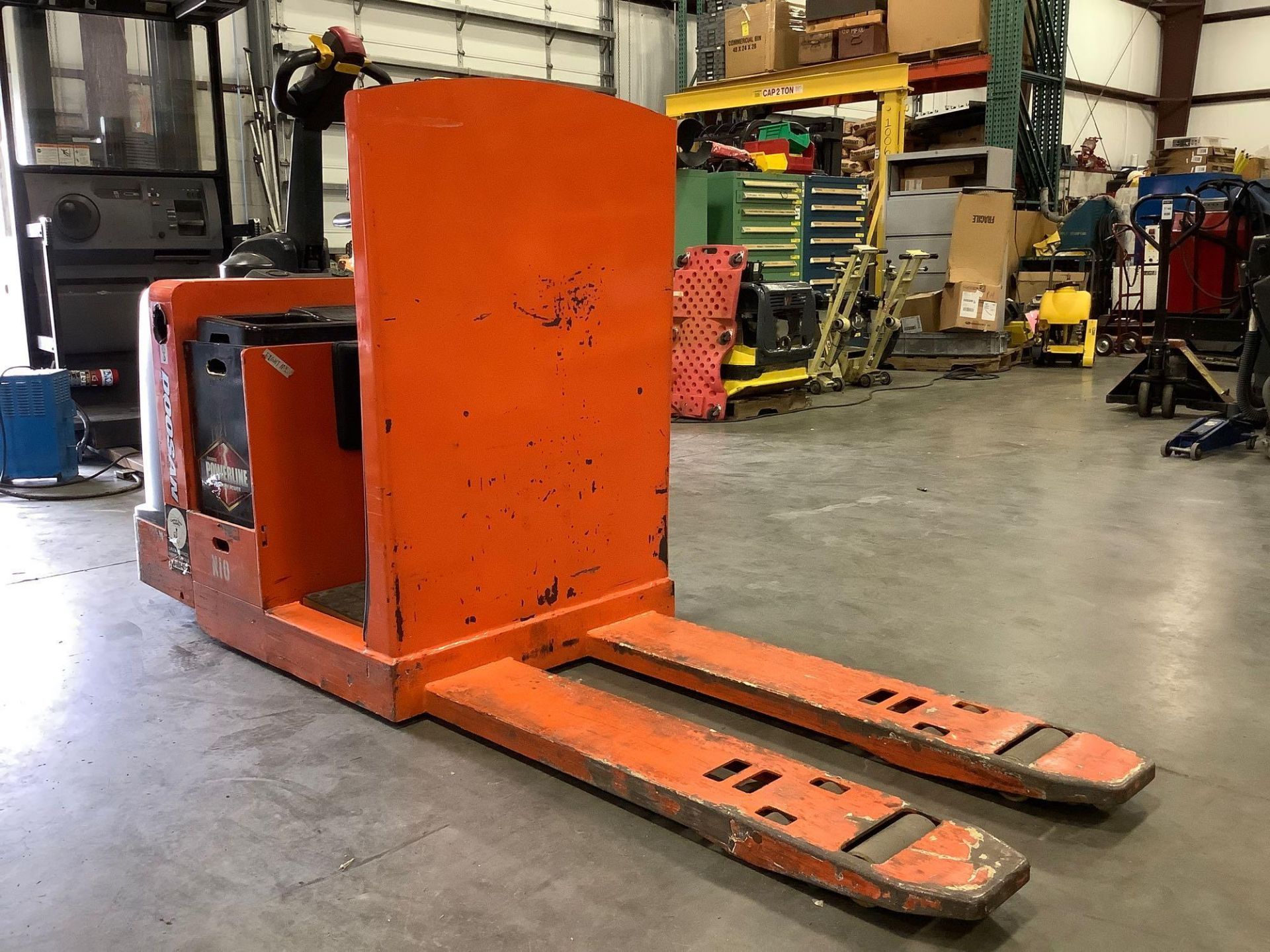 ELECTRIC DOOSAN PALLET JACK MODEL BWC33S-7, APPROX 24 VOLTS WITH 2016 HAWKER POWERLINE BATTERY RUNS - Image 5 of 15