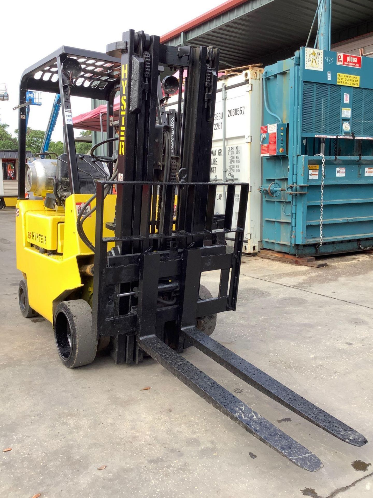 HYSTER LP FORKLIFT MODEL S35XL , APPROX LOAD CAPACITY 3,500 LBS , APPROX LOAD HEIGHT 191 IN, SIDE SH - Image 4 of 10