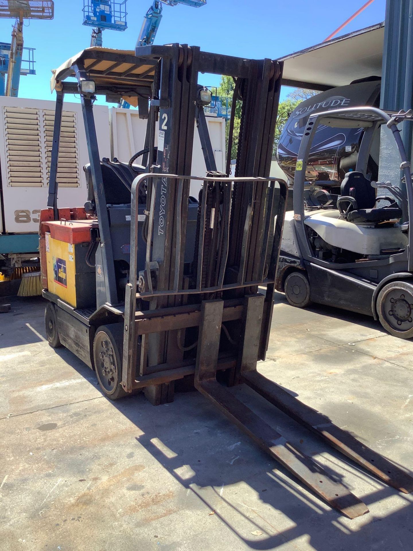 ELECTRIC TOYOTA FORKLIFT MODEL 7FBCU25, SIDE SHIFT,APPROX 4400LBS ,APPROX HIGHT CAPACITY 189IN CONDI - Image 4 of 7