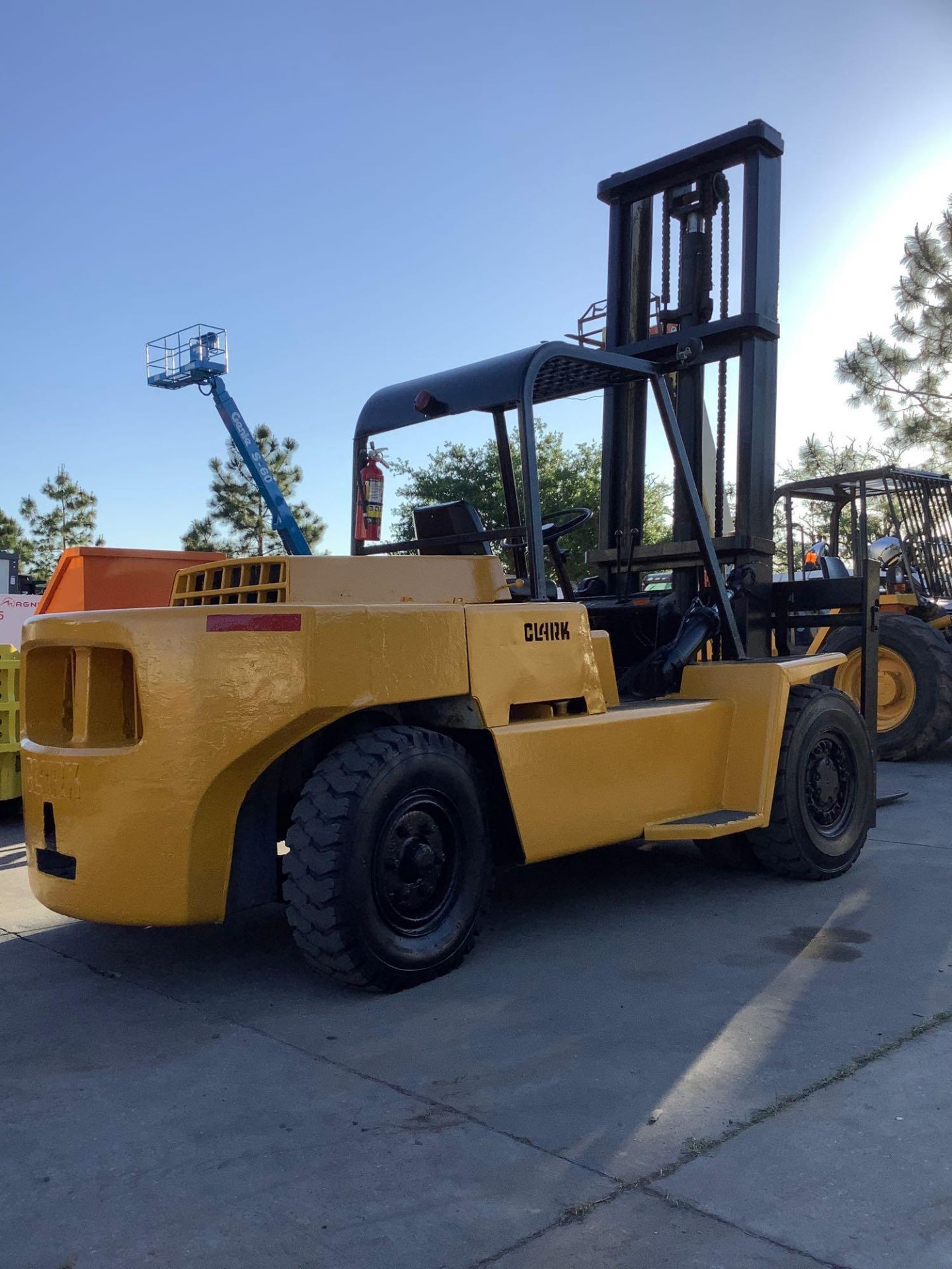 CLARK FORKLIFT ,GAS POWERED, APPROX 70IN FORKS, APPROX. WEIGHT CAPACITY 12,000 LBS - 15,000LBS - Image 4 of 12