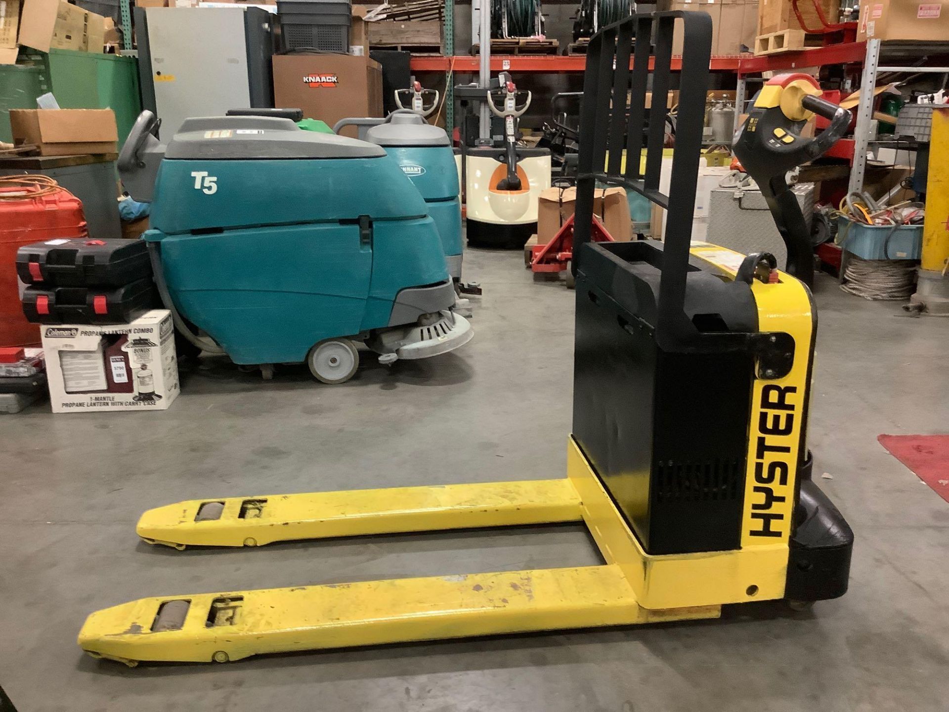 HYSTER ELECTRIC PALLET JACK MODEL W40Z,APPROX MAX CAPACITY 4000LBS RUNS AND OPERATES - Image 11 of 11