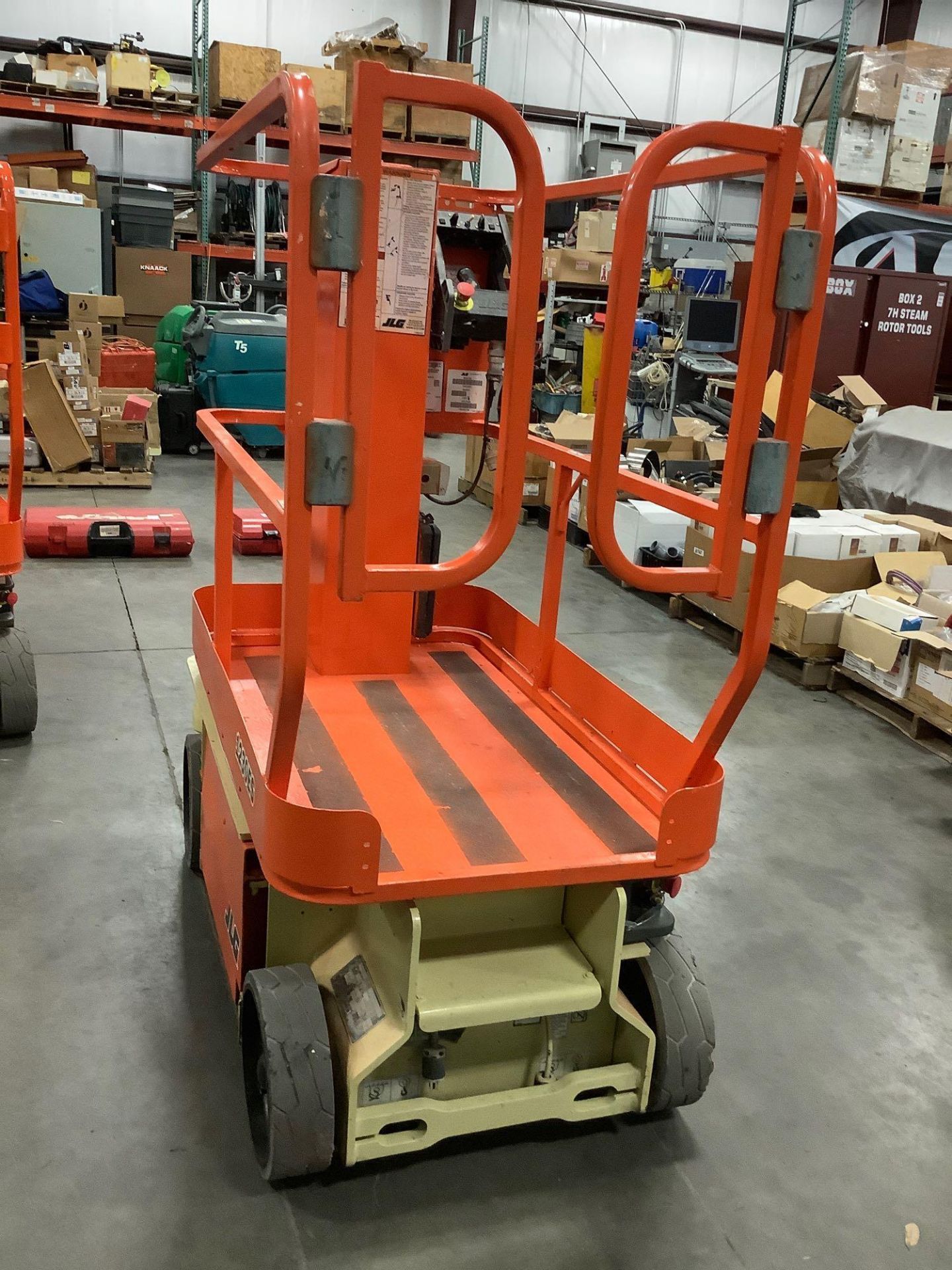 2010 ELECTRIC JLG MAN LIFT, MODEL 1230ES,APPROX PLATFORM HEIGHT 12FT , BUILT IN BATTERY CHARGER RUNS - Image 8 of 10