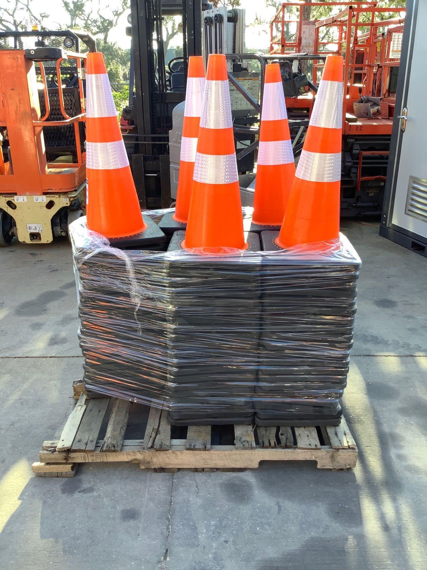 PALLET OF 100 SAFETY CONES - Image 4 of 4