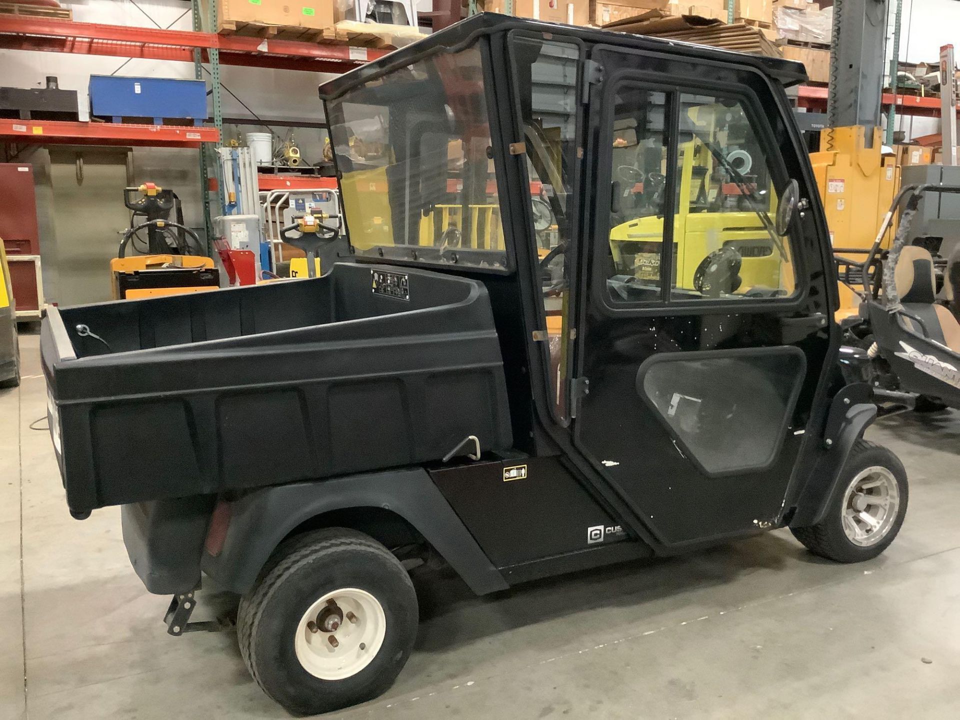 CUSHMAN HAULER 1000 UTV, ELECTRIC, ENCLOSED CAB, HEATER G200X INSIDE, MANUAL DUMP BED, BUILT IN BATT - Image 5 of 15