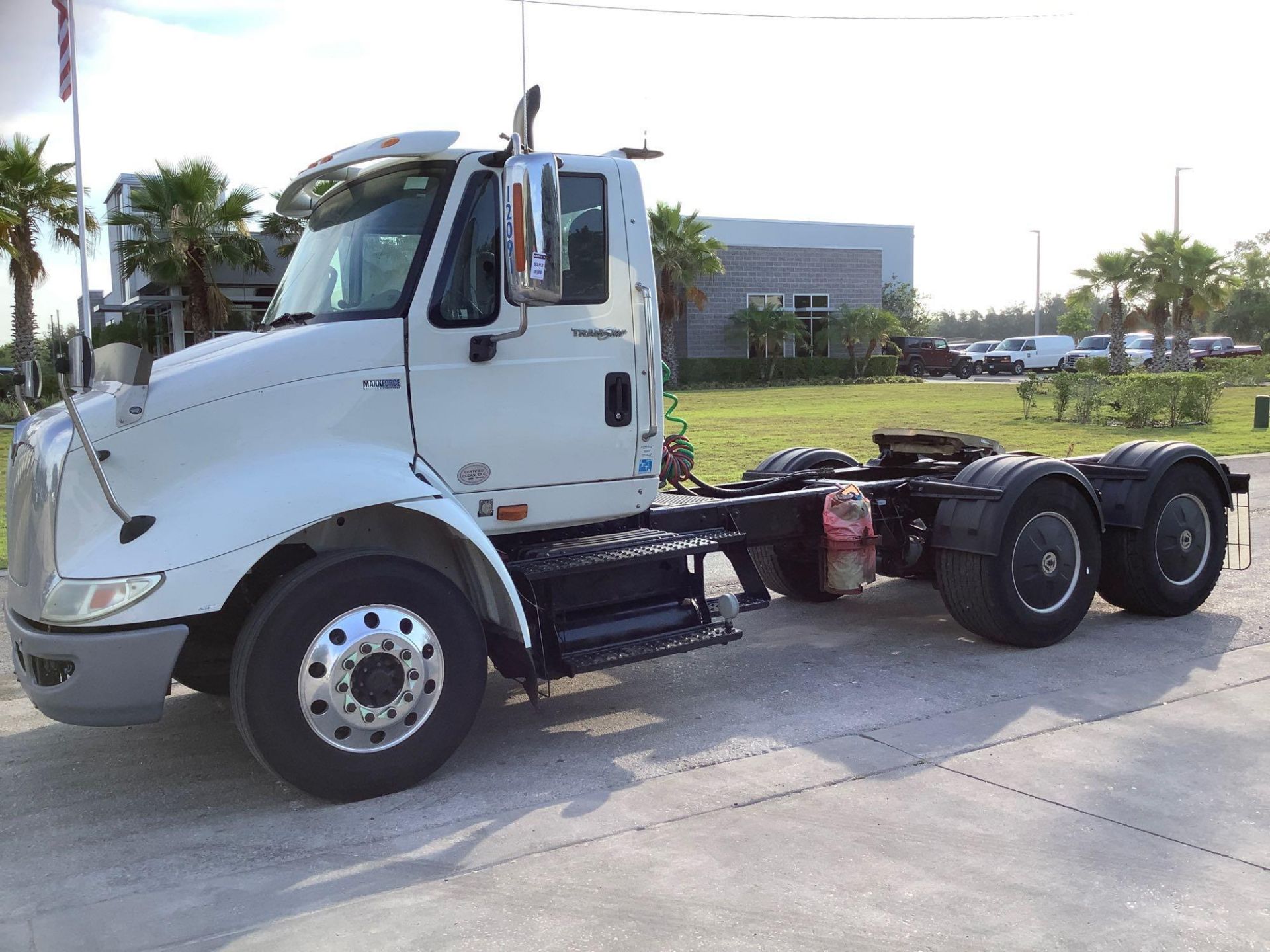 2013 INTERNATIONAL 8600, TRANSTAR ADVANCED DIESEL POWER, WET PACK HYDRAULICS , PANASONIC CD RADIO - Image 2 of 24