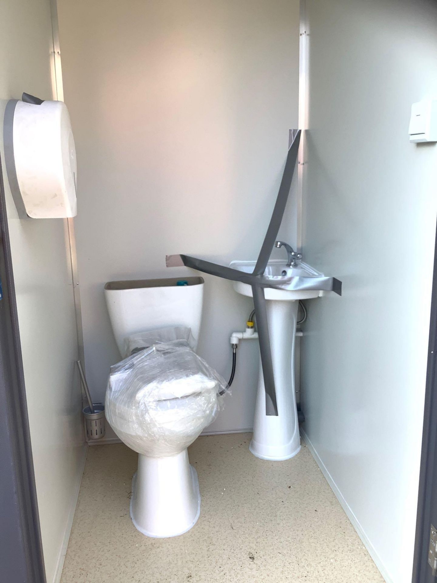 UNUSED PORTABLE DOUBLE BATHROOM UNIT, 2 STALLS, ELECTRIC & PLUMBING HOOK UP WITH EXTERIOR PLUMBING C - Image 8 of 15