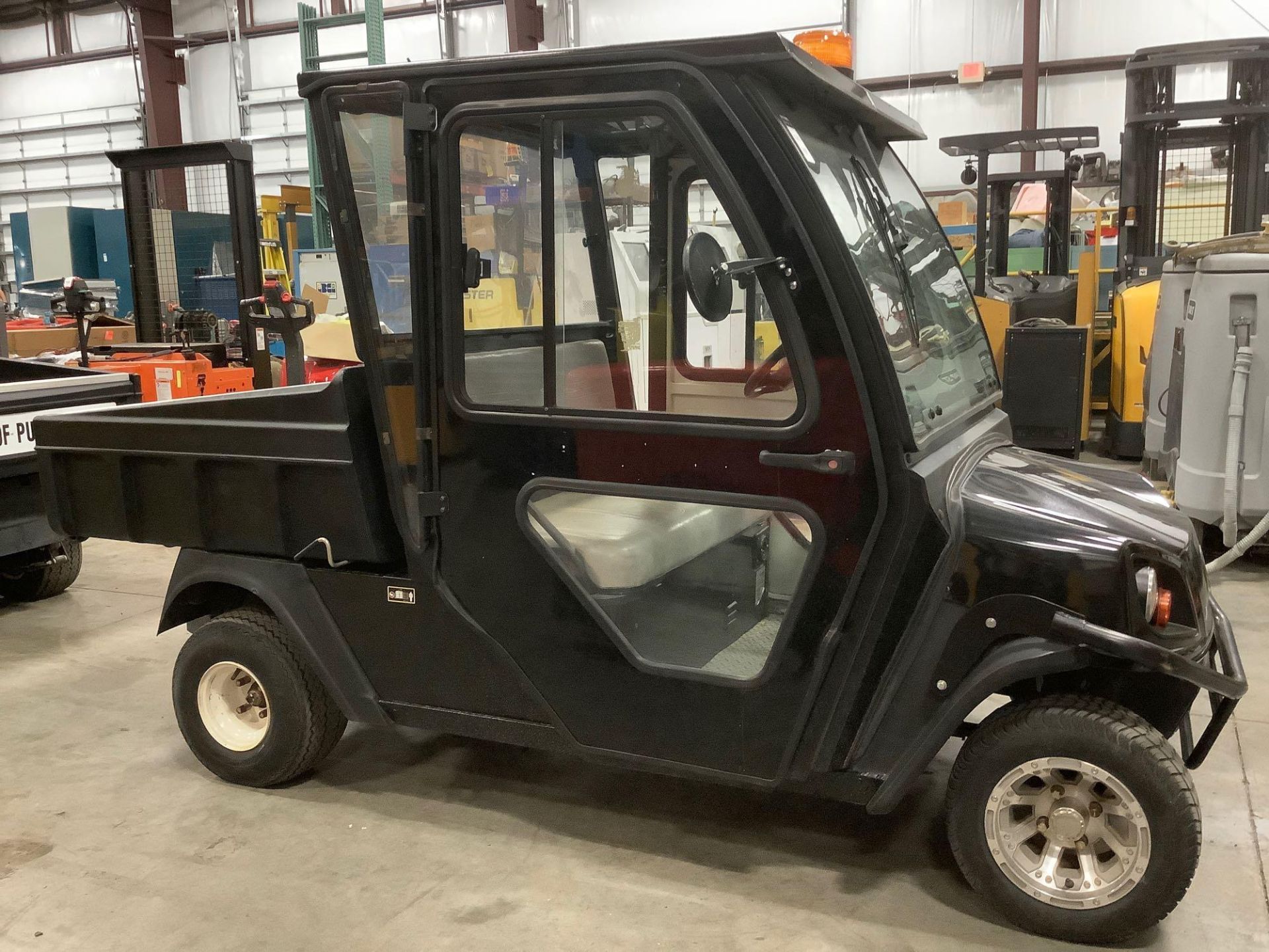 CUSHMAN HAULER 1000 UTV, ELECTRIC, ENCLOSED CAB, HEATER G200X INSIDE, MANUAL DUMP BED, BUILT IN BATT - Image 2 of 11