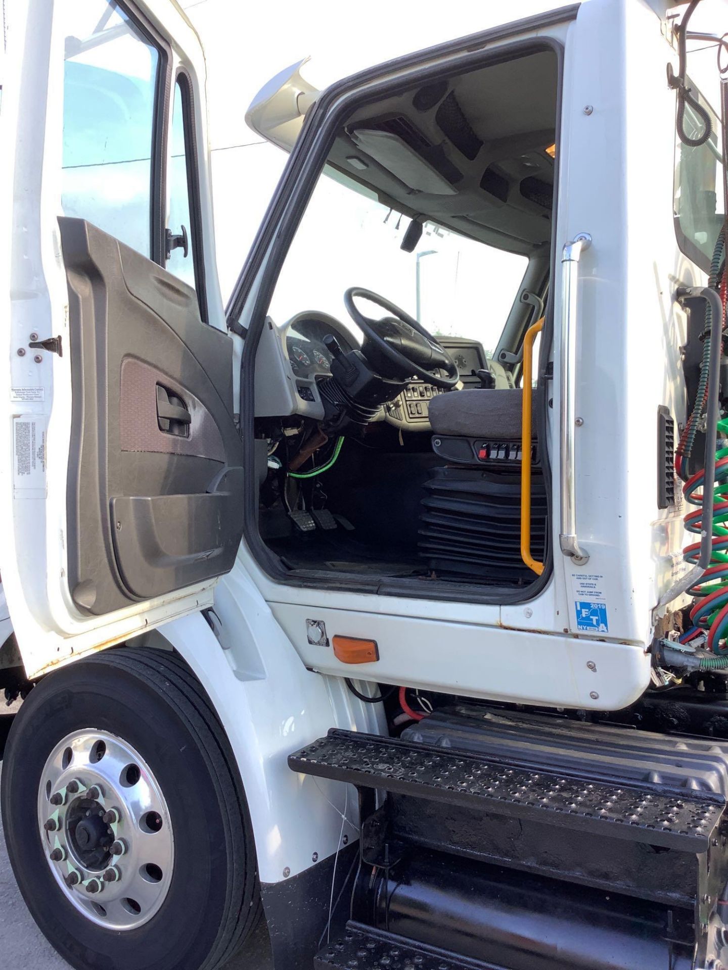 2013 INTERNATIONAL 8600, TRANSTAR ADVANCED DIESEL POWER, WET PACK HYDRAULICS , PANASONIC CD RADIO - Image 15 of 24