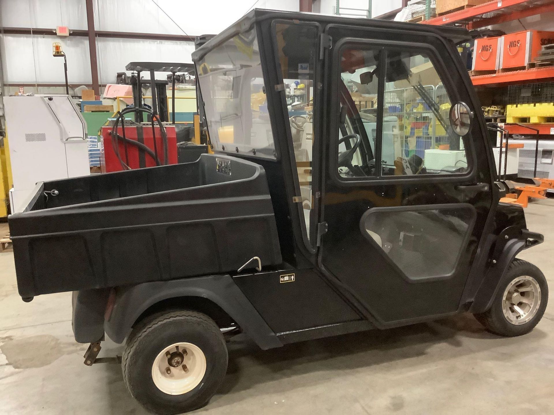 CUSHMAN HAULER 1000 UTV, ELECTRIC, ENCLOSED CAB, HEATER G200X INSIDE, MANUAL DUMP BED, BUILT IN BATT - Image 7 of 11