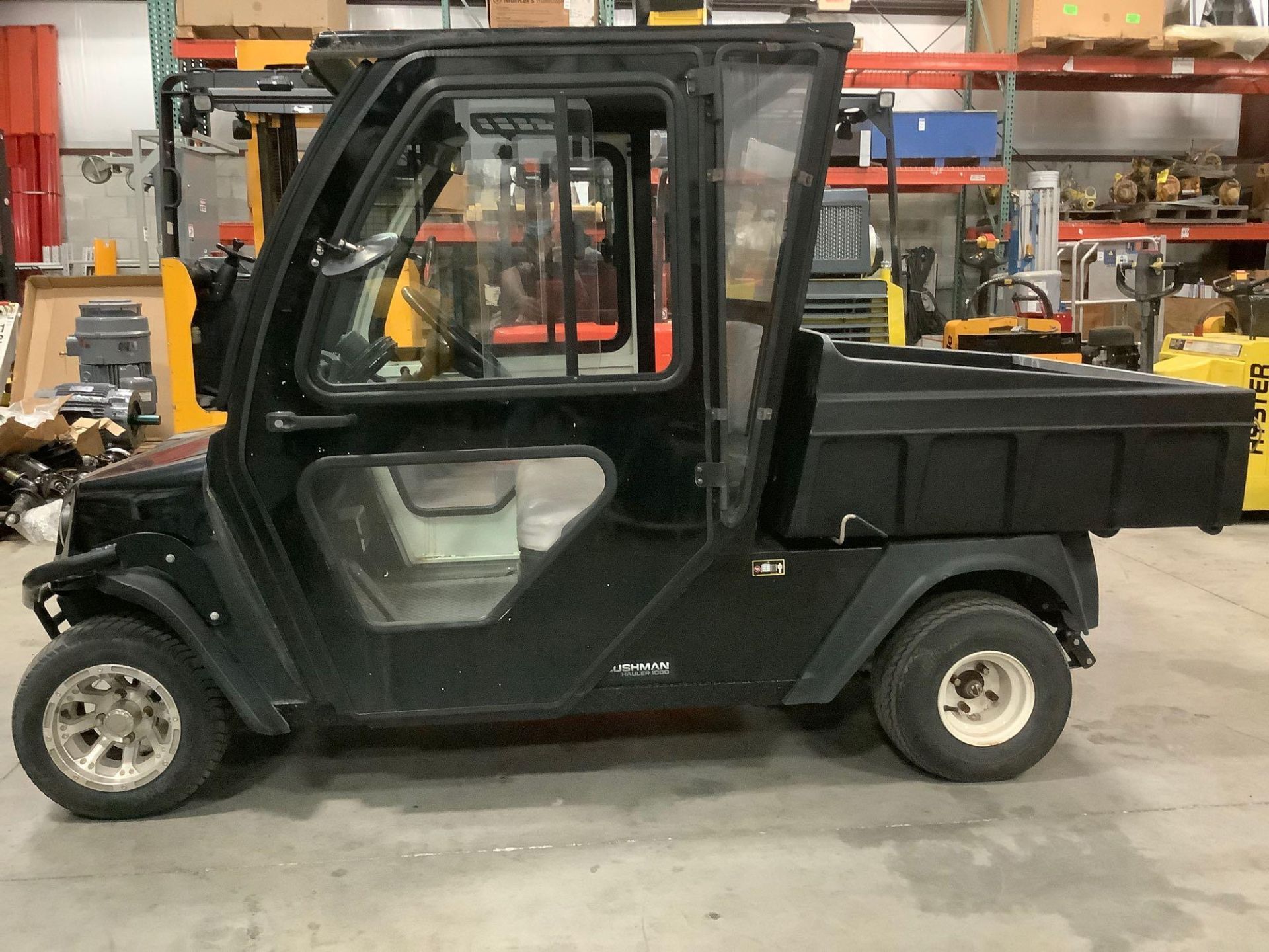 CUSHMAN HAULER 1000 UTV, ELECTRIC, ENCLOSED CAB, HEATER G200X INSIDE, MANUAL DUMP BED, BUILT IN BATT - Image 3 of 11