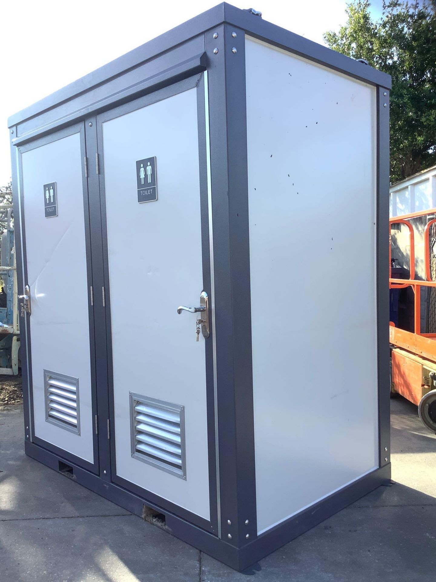 UNUSED PORTABLE DOUBLE BATHROOM UNIT, 2 STALLS, ELECTRIC & PLUMBING HOOK UP WITH EXTERIOR PLUMBING C - Image 2 of 15