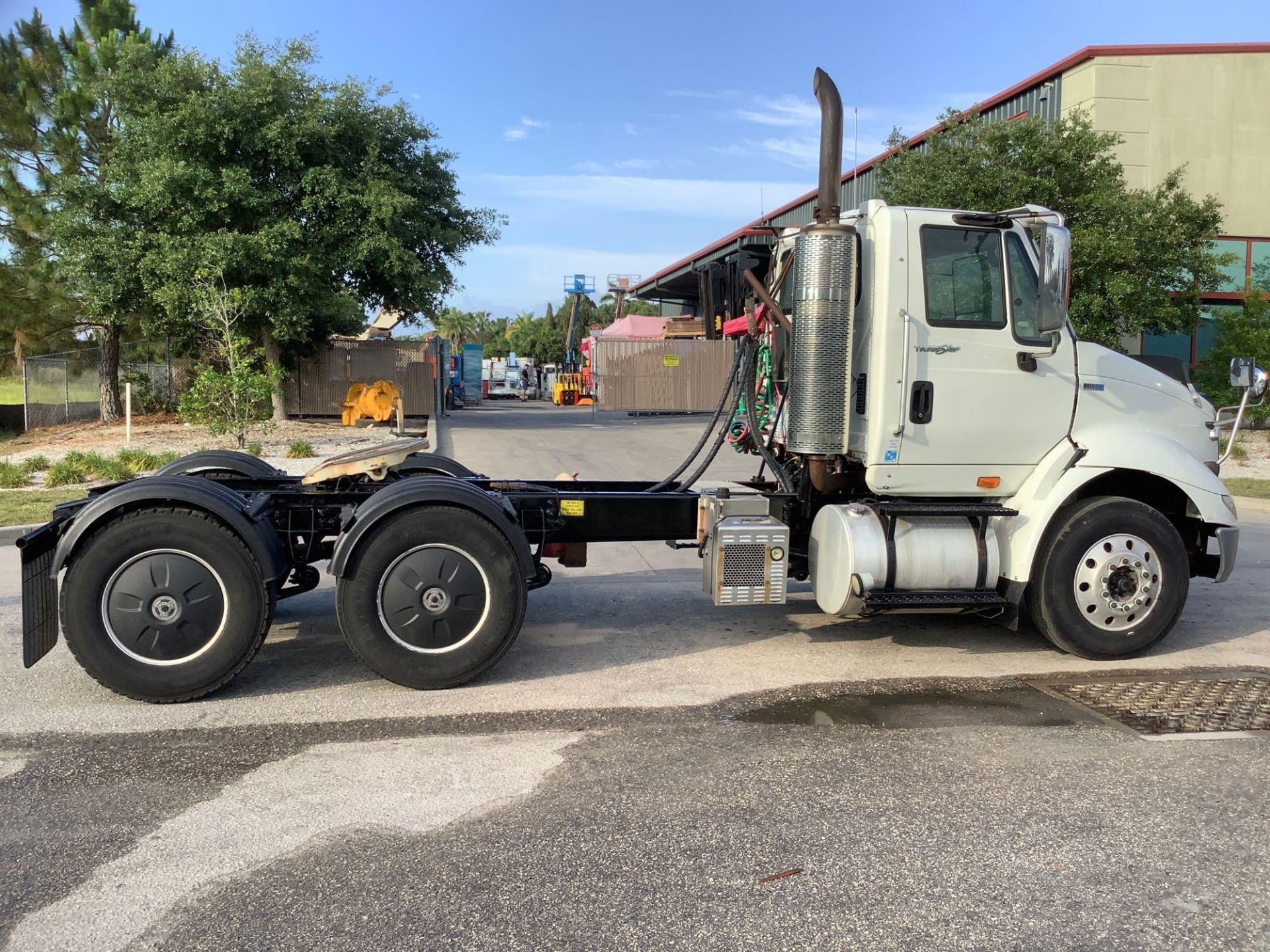 2013 INTERNATIONAL 8600, TRANSTAR ADVANCED DIESEL POWER, WET PACK HYDRAULICS , PANASONIC CD RADIO - Image 5 of 24