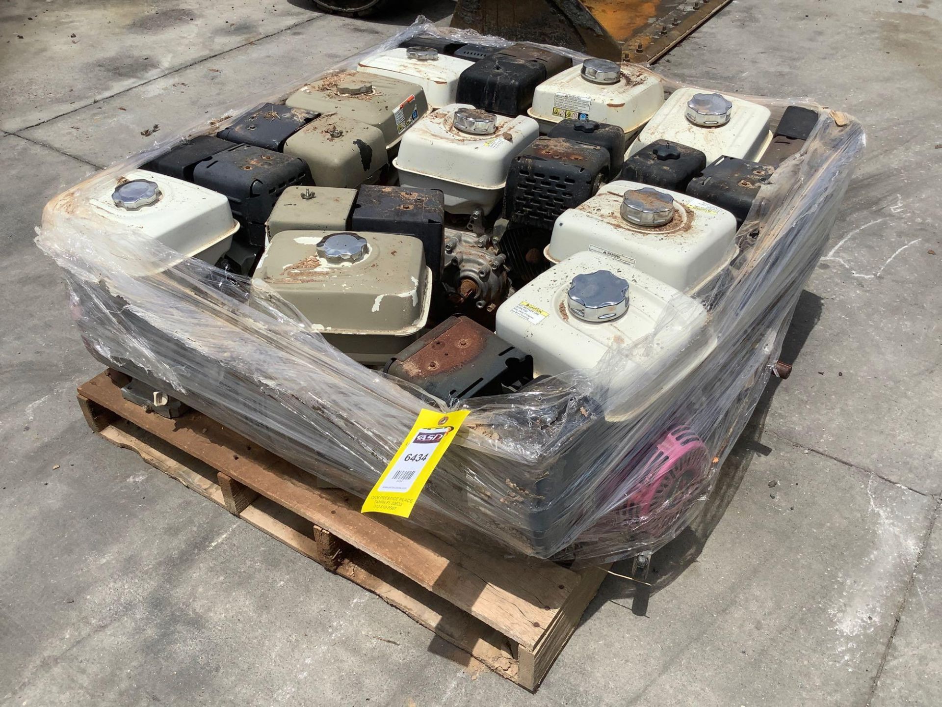 PALLET OF GAS HONDA GX 240 ENGINE , 8 HP, REMOVED FROM WORK SITE DOES RUN ALTHOUGH UNABLE TO GUARANT