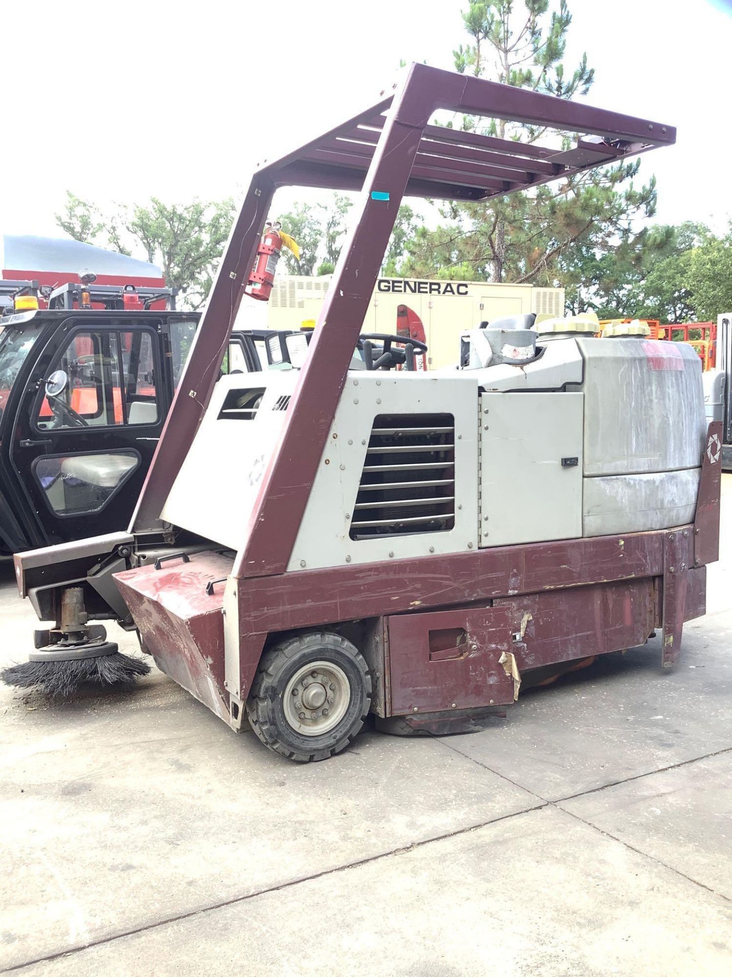 POWER BOSS RIDE ON FLOOR SCRUBBER SWEEPER MODEL CSS/82 - Image 2 of 15