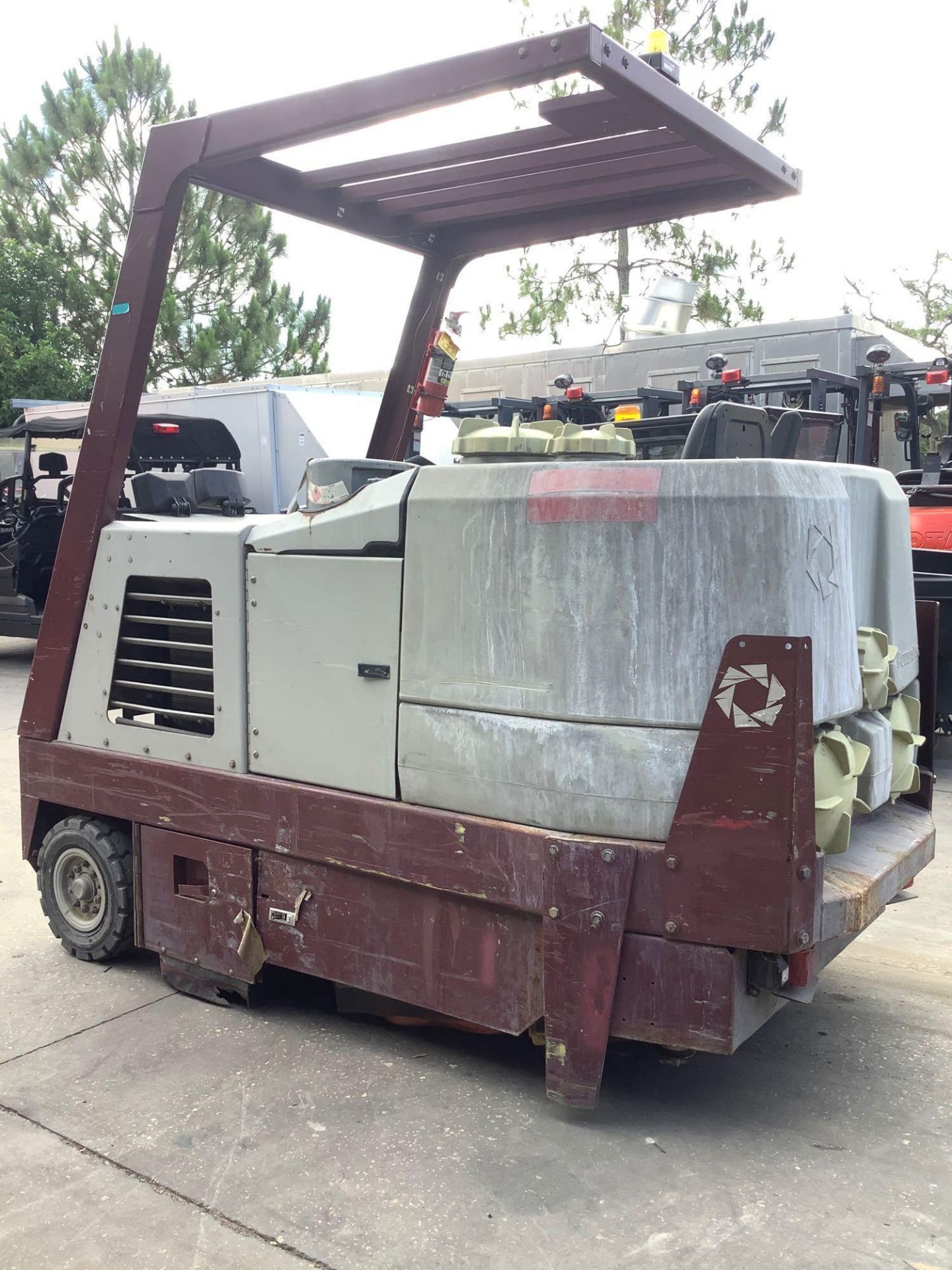 POWER BOSS RIDE ON FLOOR SCRUBBER SWEEPER MODEL CSS/82 - Image 5 of 15