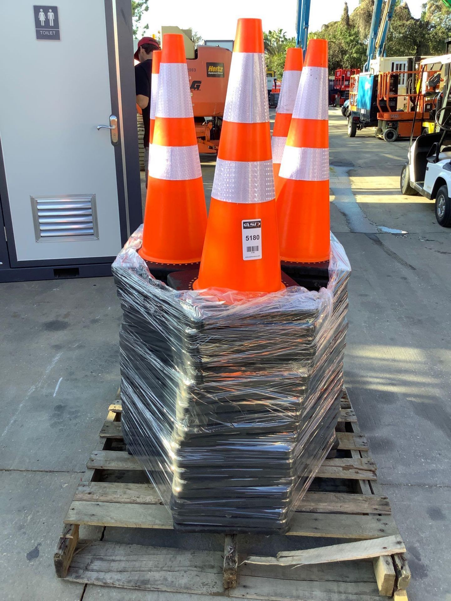 PALLET OF 100 SAFETY CONES