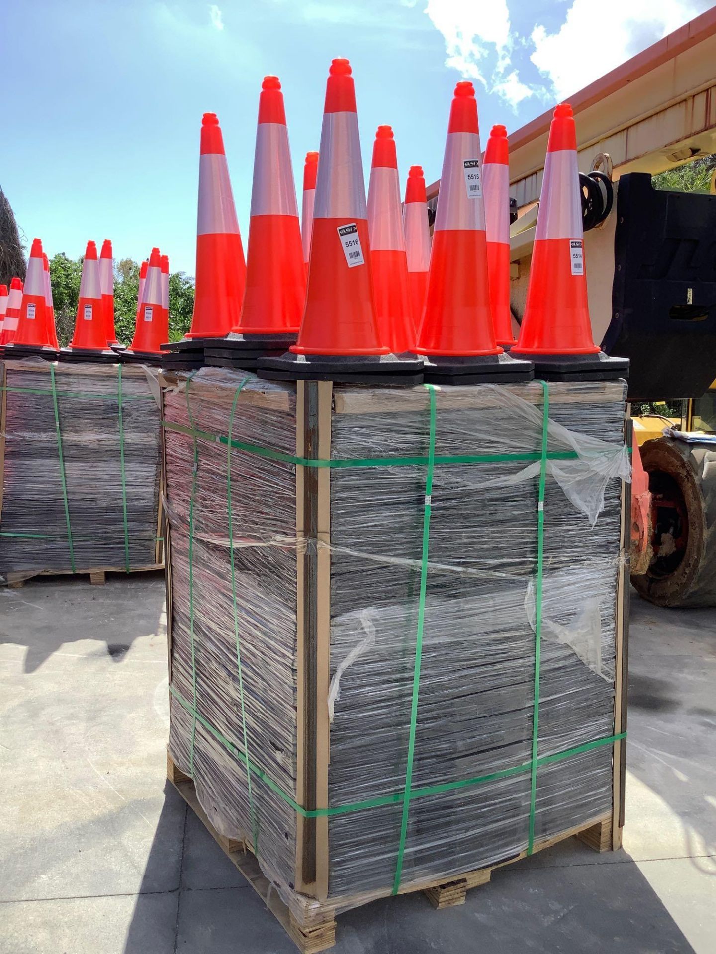 100 UNUSED PVC SAFETY TRAFFIC HIGHWAY CONES APPROX 28IN - Image 2 of 2