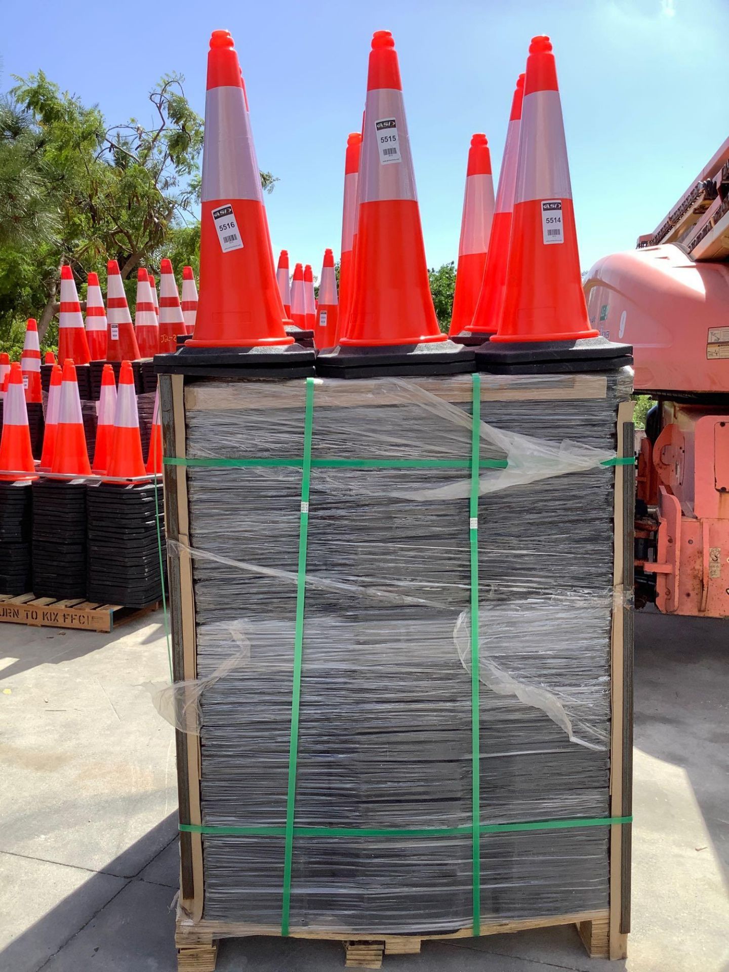 100 UNUSED PVC SAFETY TRAFFIC HIGHWAY CONES APPROX 28IN