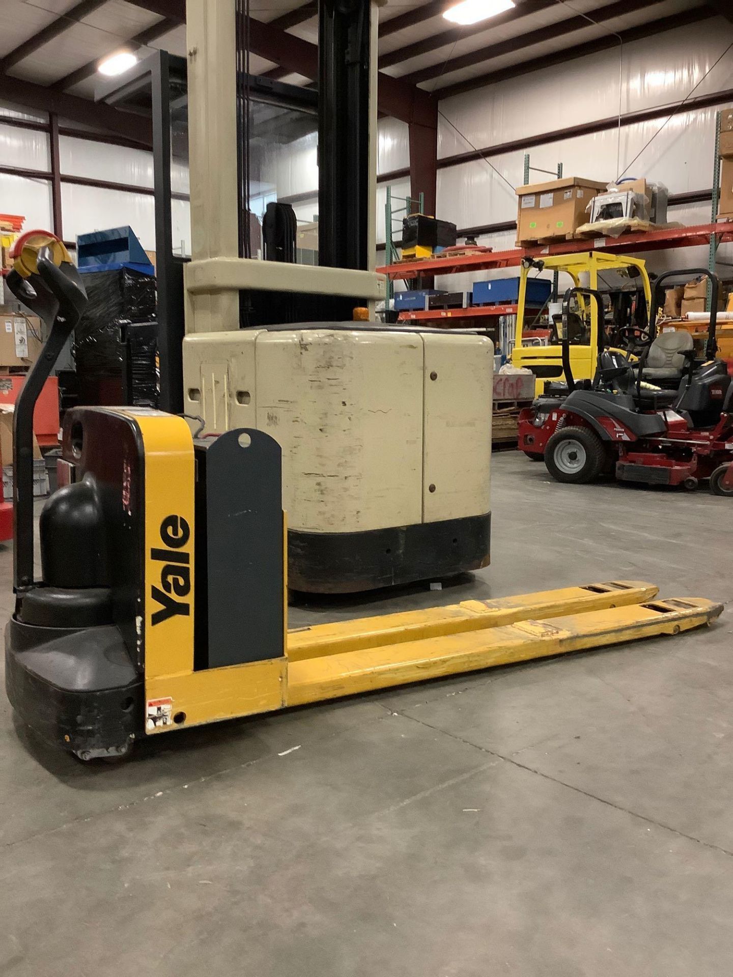 YALE PALLET JACK MODEL MPW050-EN24 T1872, ELECTRIC, APPROX MAX CAPACITY 5000LBS, APPROX VOLTS 24, CO