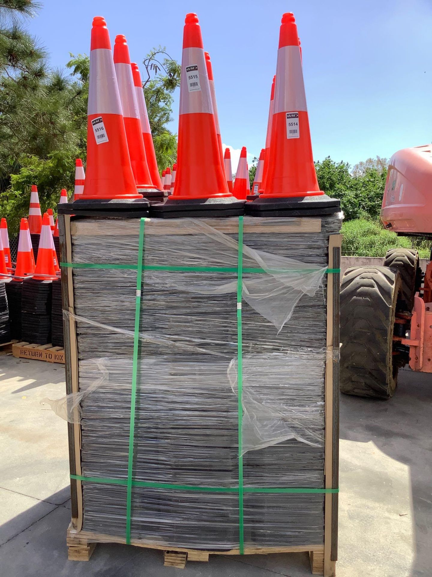 100 UNUSED PVC SAFETY TRAFFIC HIGHWAY CONES APPROX 28IN