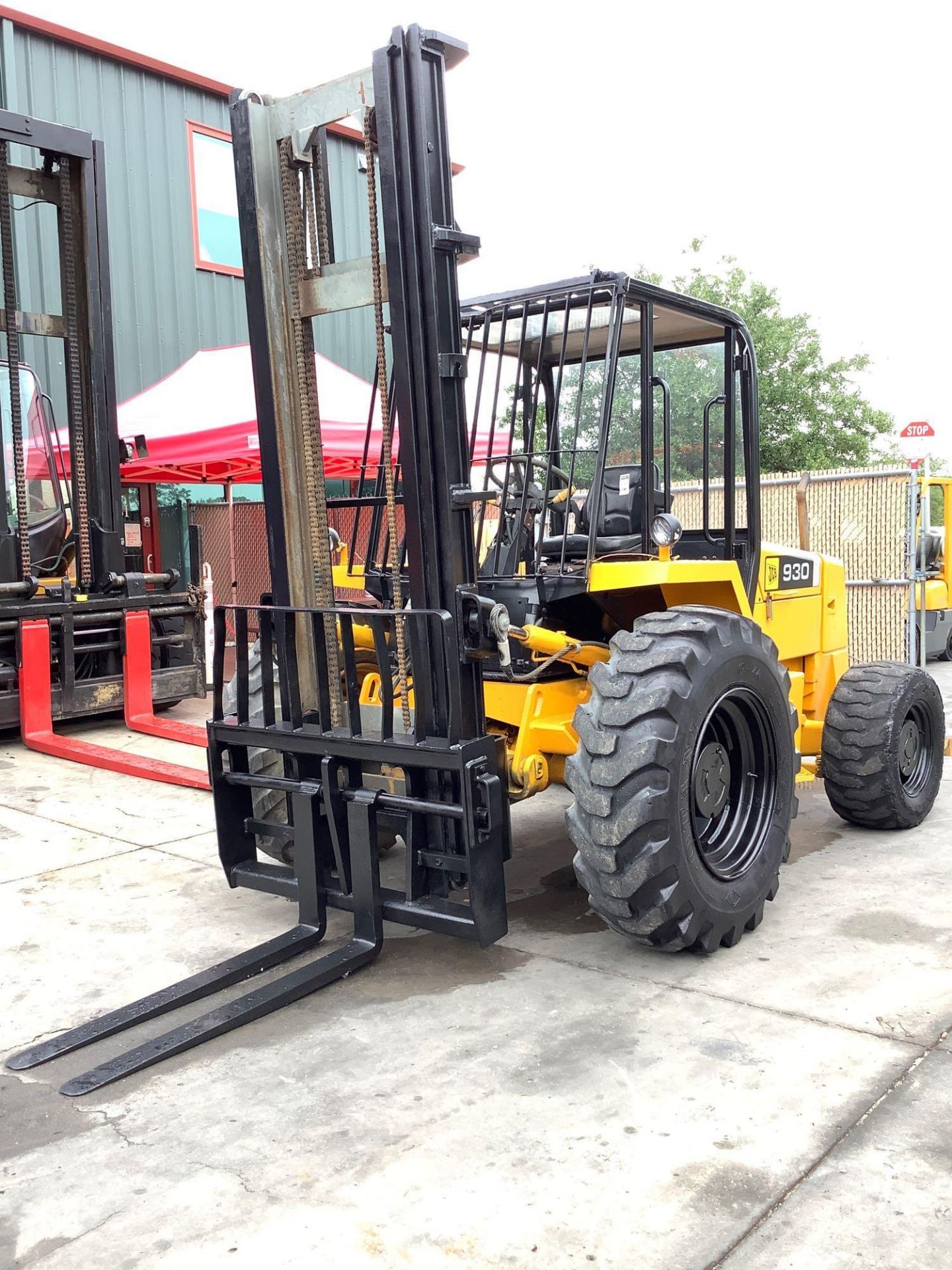 JCB 930 ROUGH TERRAIN FORKLIFT, 6,000 LB CAPACITY, DIESEL, TILT, SIDE SHIFT, RUNS AND OPERATES - Image 2 of 16