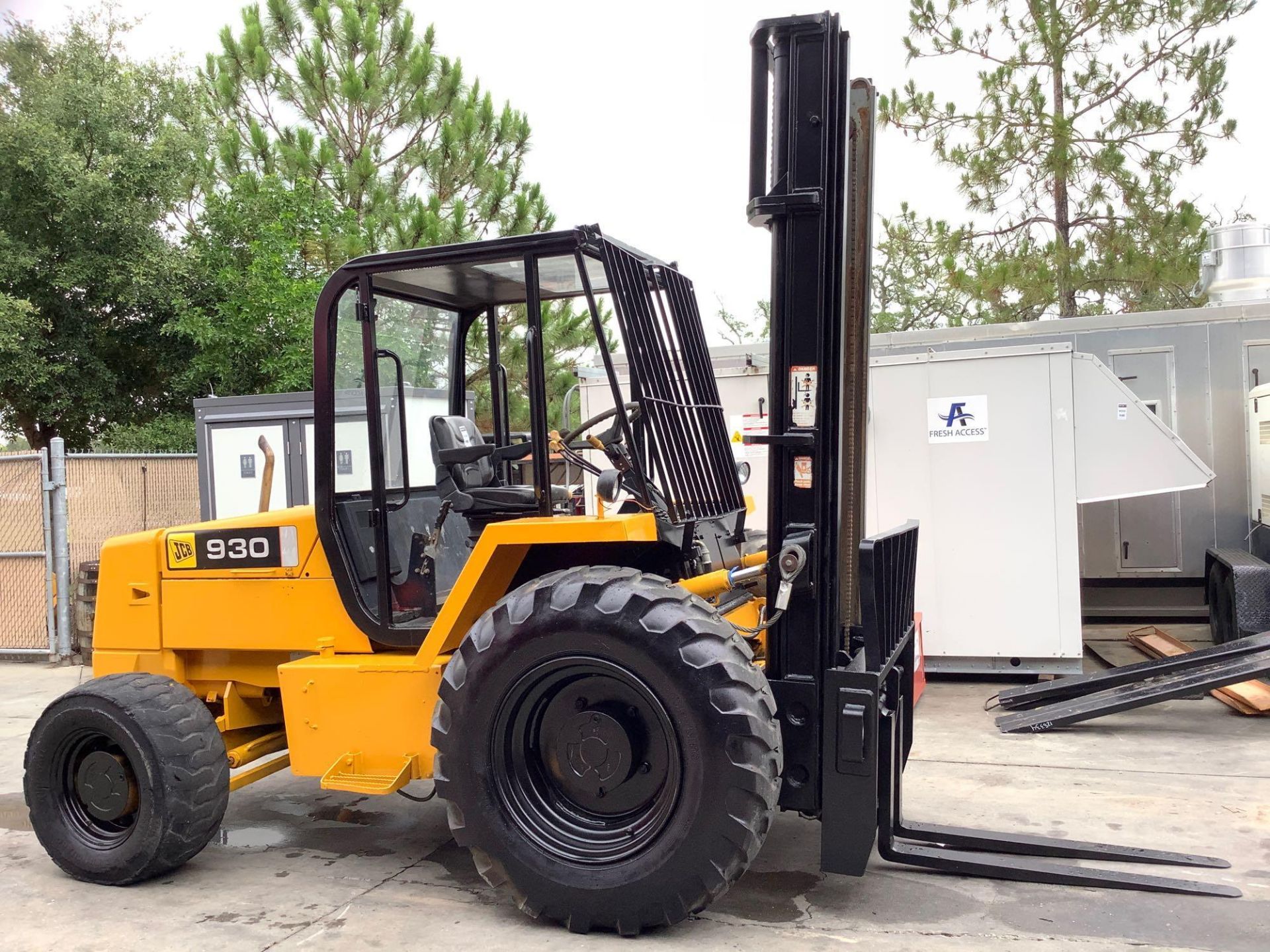 JCB 930 ROUGH TERRAIN FORKLIFT, 6,000 LB CAPACITY, DIESEL, TILT, SIDE SHIFT, RUNS AND OPERATES - Image 9 of 16