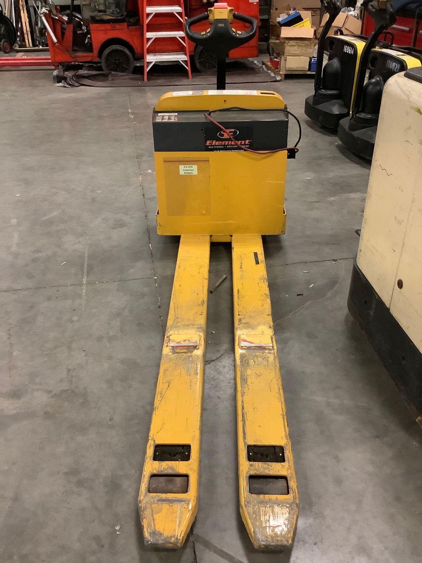 YALE PALLET JACK MODEL MPW050-EN24 T1872, ELECTRIC, APPROX MAX CAPACITY 5000LBS, APPROX VOLTS 24, CO - Image 4 of 10