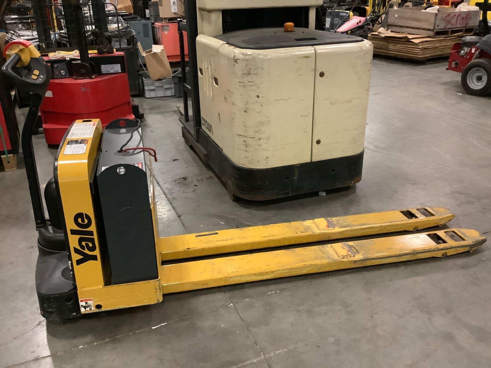 YALE PALLET JACK MODEL MPW050-EN24 T1872, ELECTRIC, APPROX MAX CAPACITY 5000LBS, APPROX VOLTS 24, CO - Image 2 of 10