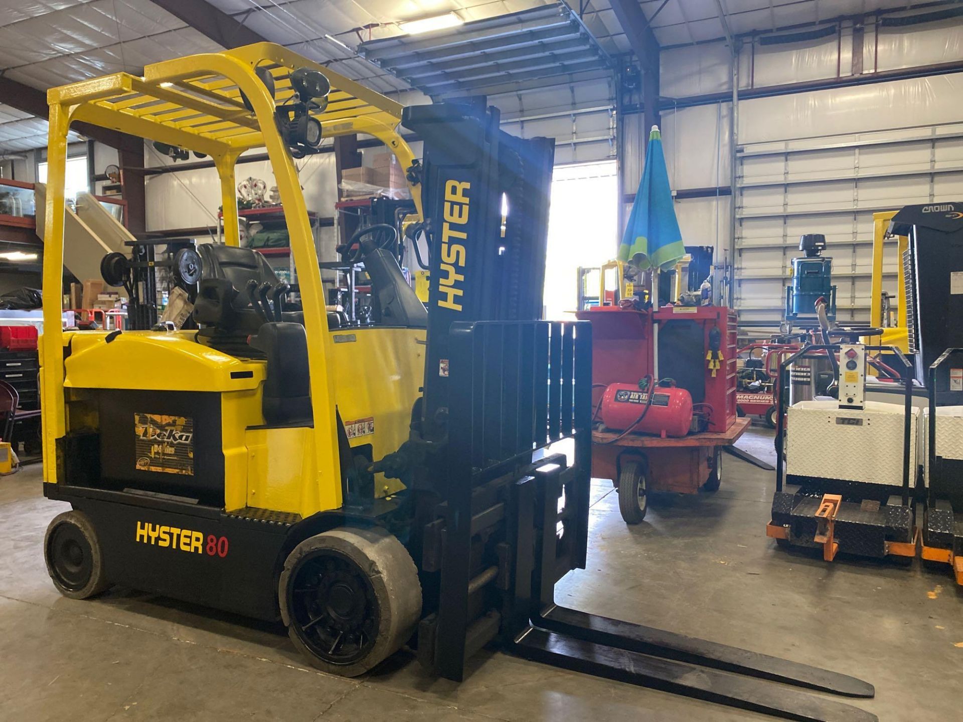 2014 HYSTER ELECTRIC FORKLIFT MODEL E80XN, 8,000 LB CAPACITY, 36V, TILT, SIDE SHIFT, 120" HEIGHT CAP - Image 5 of 9