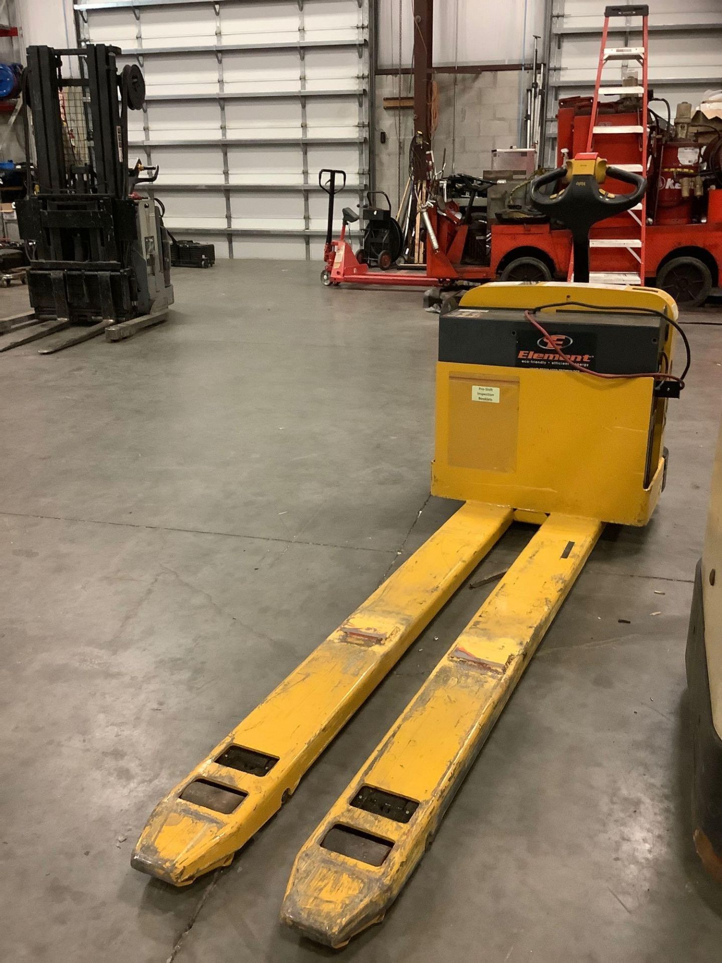 YALE PALLET JACK MODEL MPW050-EN24 T1872, ELECTRIC, APPROX MAX CAPACITY 5000LBS, APPROX VOLTS 24, CO - Image 5 of 10